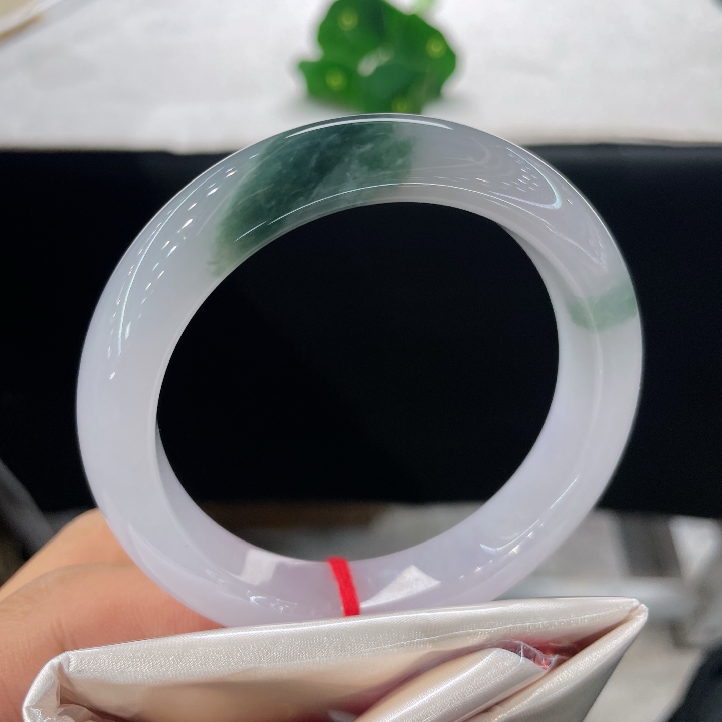 天然翡翠手镯 圈口56.9/13.1/8.5，紫底飘花正圈，56/57可戴，冰肌凝玉，翠染青山。