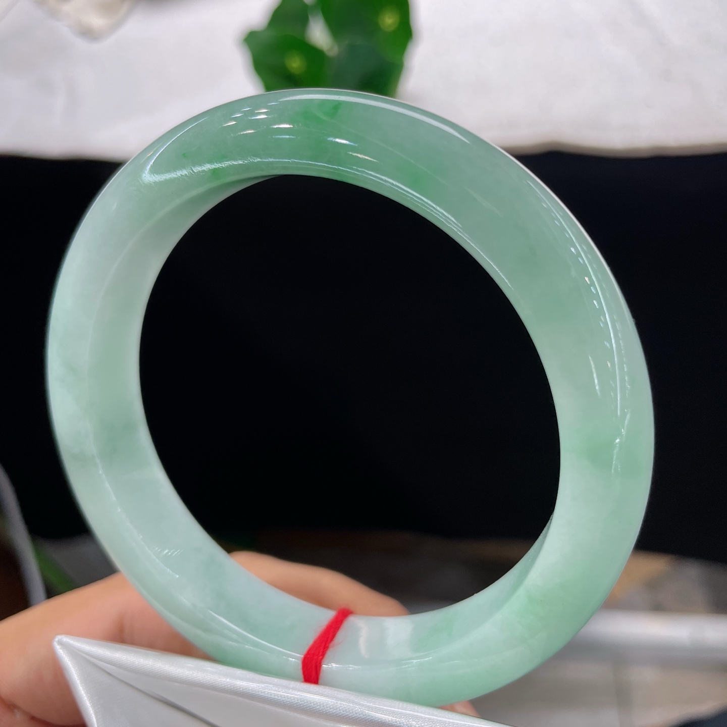 翡翠手镯 62.5/12.5/9.2，白底飘绿正圈，61/62可戴，飘绿灵动不艳俗，素圈百搭通勤，无裂