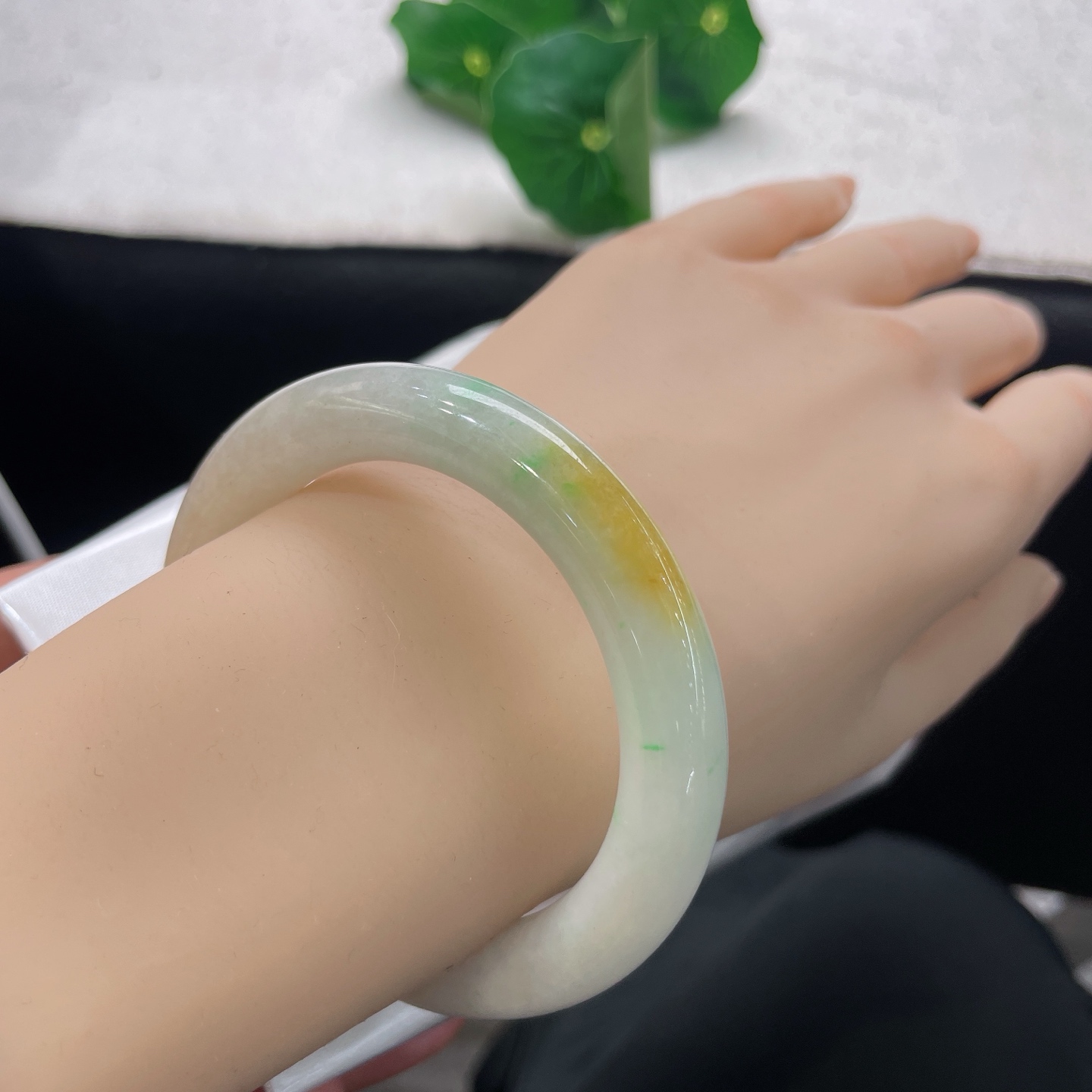 天然翡翠手镯 圈口51.2/10.2，三彩圆条，51/52可戴，甜黄缀鲜绿，温润圆条，自带暖意，无裂。