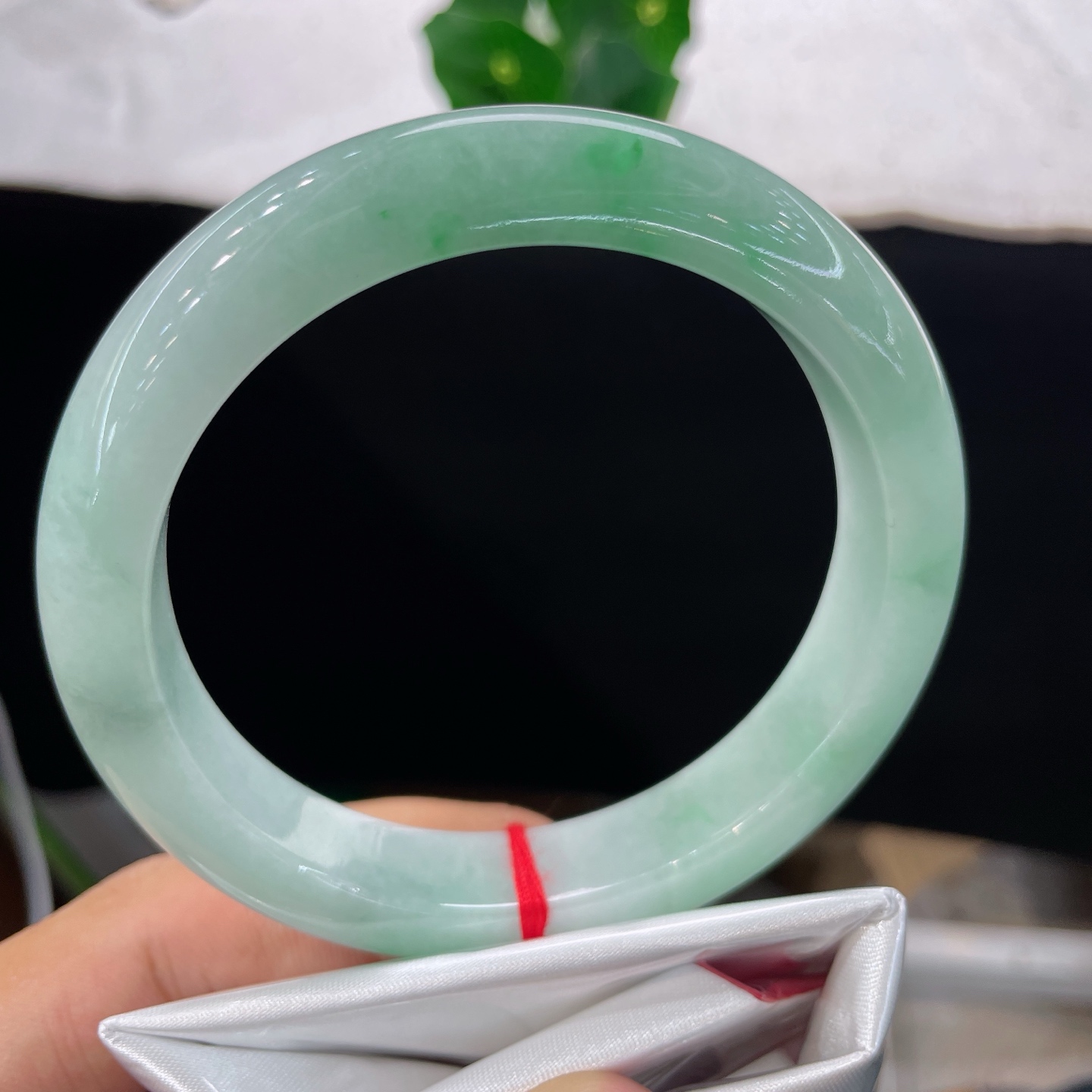 翡翠手镯 62.5/12.5/9.2，白底飘绿正圈，61/62可戴，飘绿灵动不艳俗，素圈百搭通勤，无