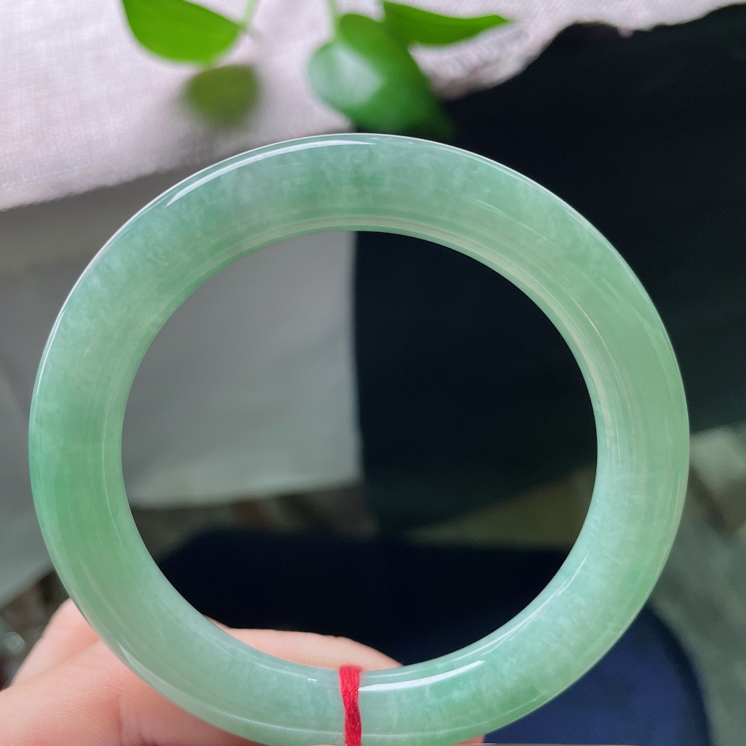 56.6/9.9，绿底圆条，一点皮纹，厚装湖水绿福镯，通体一色，莹润有水光，自带静谧治愈的气韵。ss59253a
