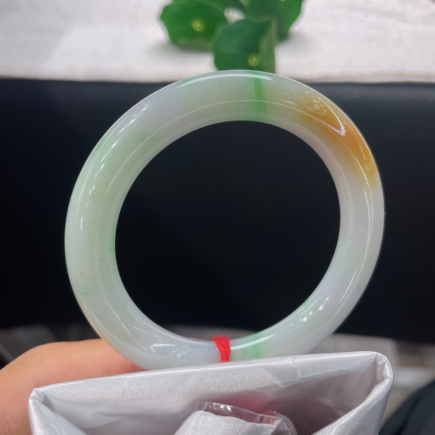 天然翡翠手镯 圈口52.6/9.5，黄加绿三彩圆条，一镯揽三色，黄暖翠鲜，玉润生光，无裂