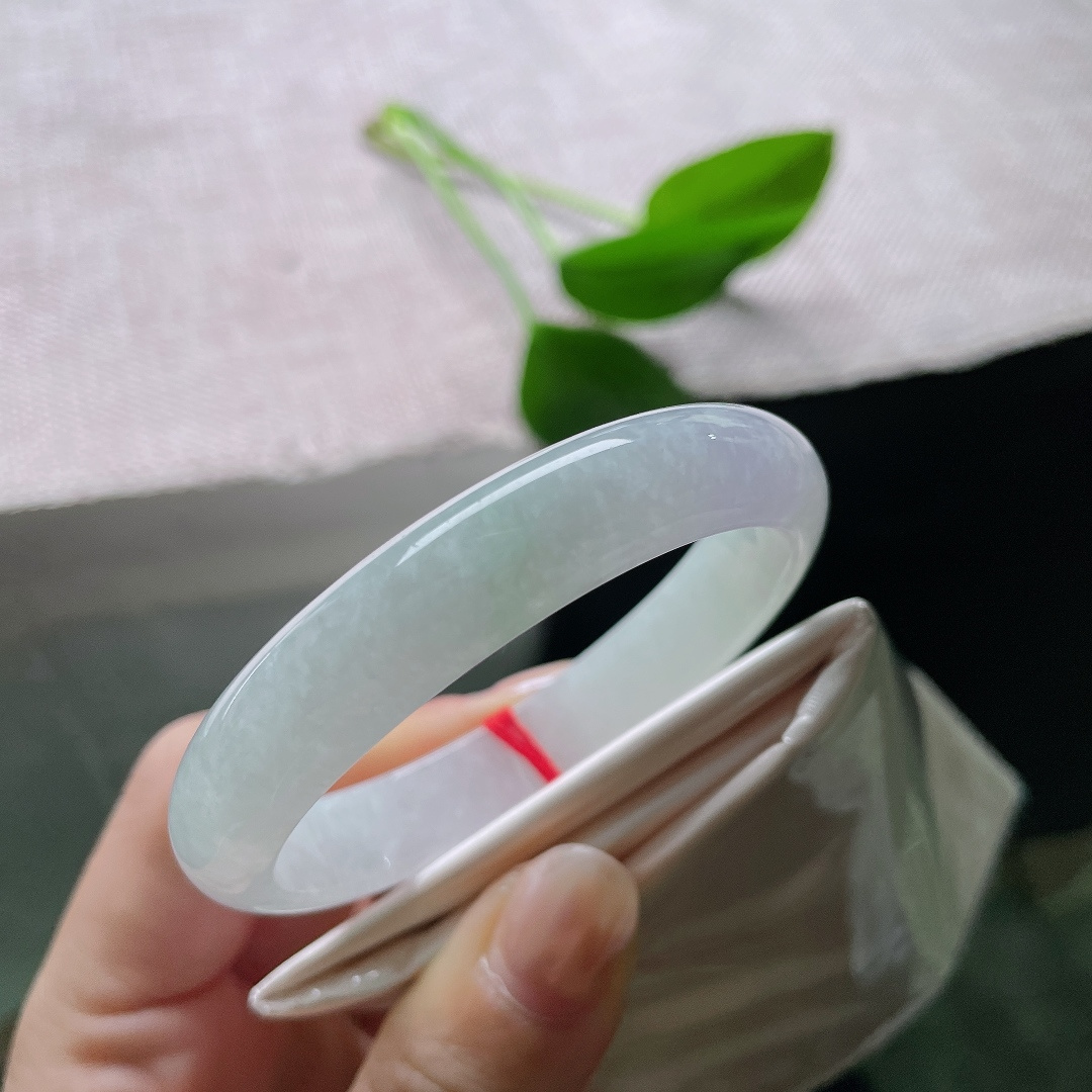 53.6/11.1/6.7，淡春彩贵妃，一丁点皮纹，玉质温润柔和，小巧精致，一堆独属它的，恰恰是这份温柔最动人的地方。ss58368a