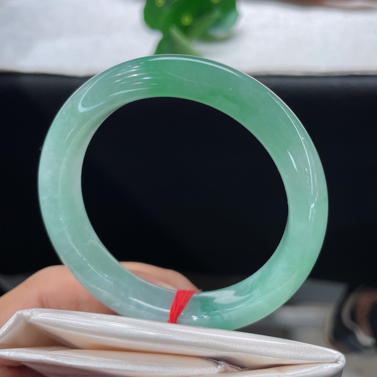 天然翡翠手镯 圈口54/11.5/8.4，晴底飘绿正圈，一腕翠色揽春风，莹莹玉润意从容。无裂。