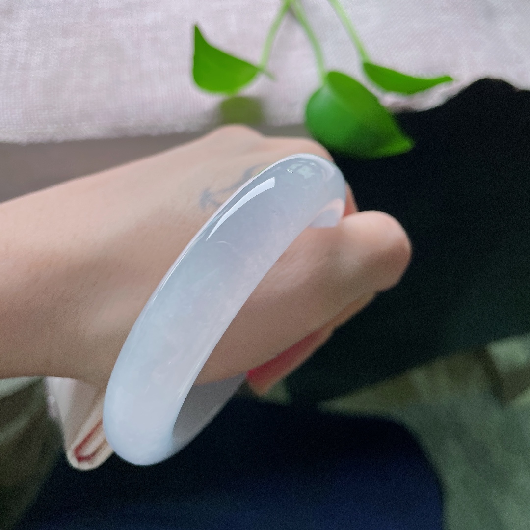 55.8/12.6/8.6，正圈，无裂，洒金，浅紫氤氲如玉，冰润通透，朦胧紫气温婉动人。ss59604a