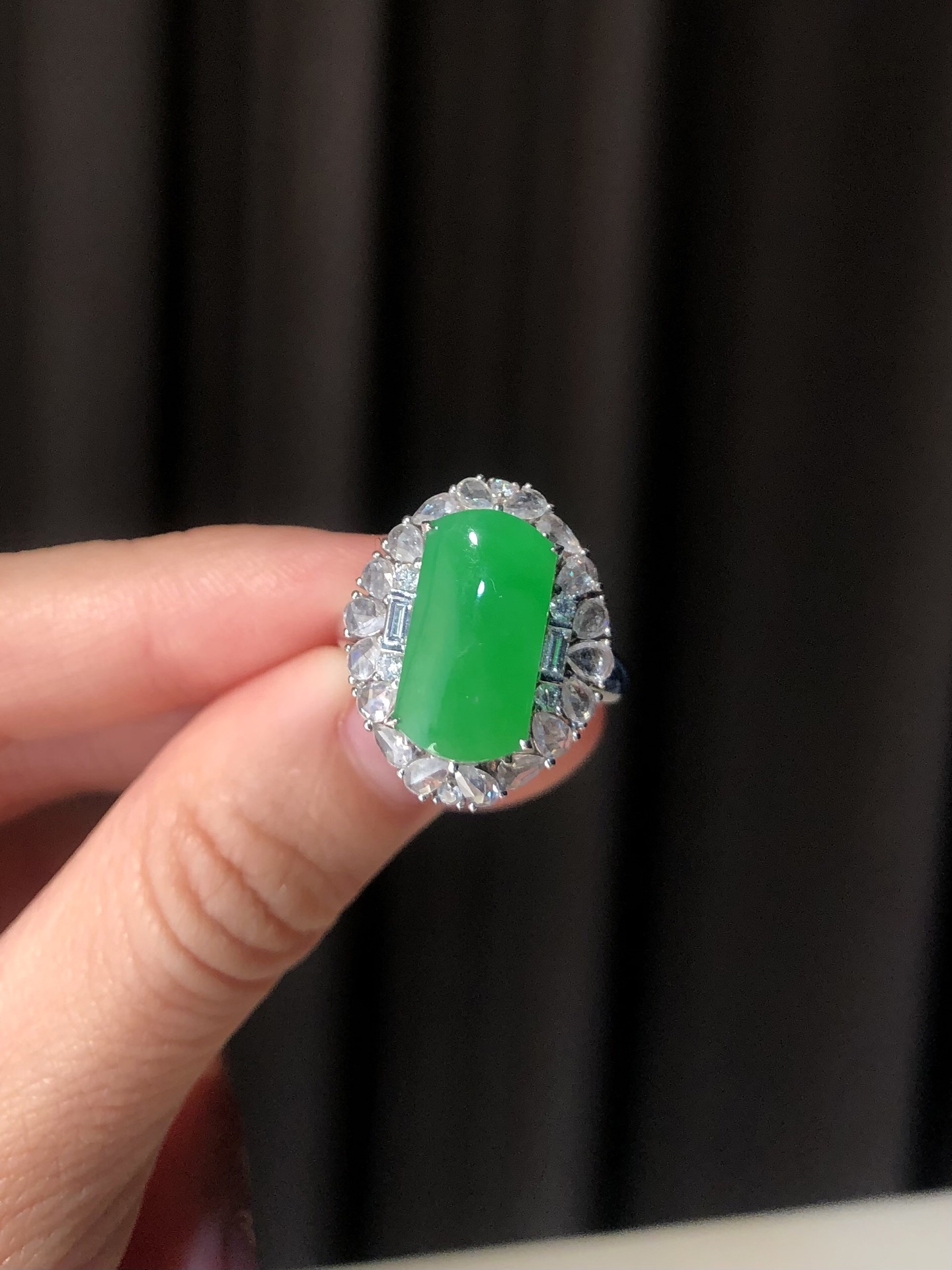 ️ 18k【金镶嵌冰绿【马鞍戒指】 尺寸：19.4×16.5×10.4 裸石14.3×7.7 温润于心，韵承千年