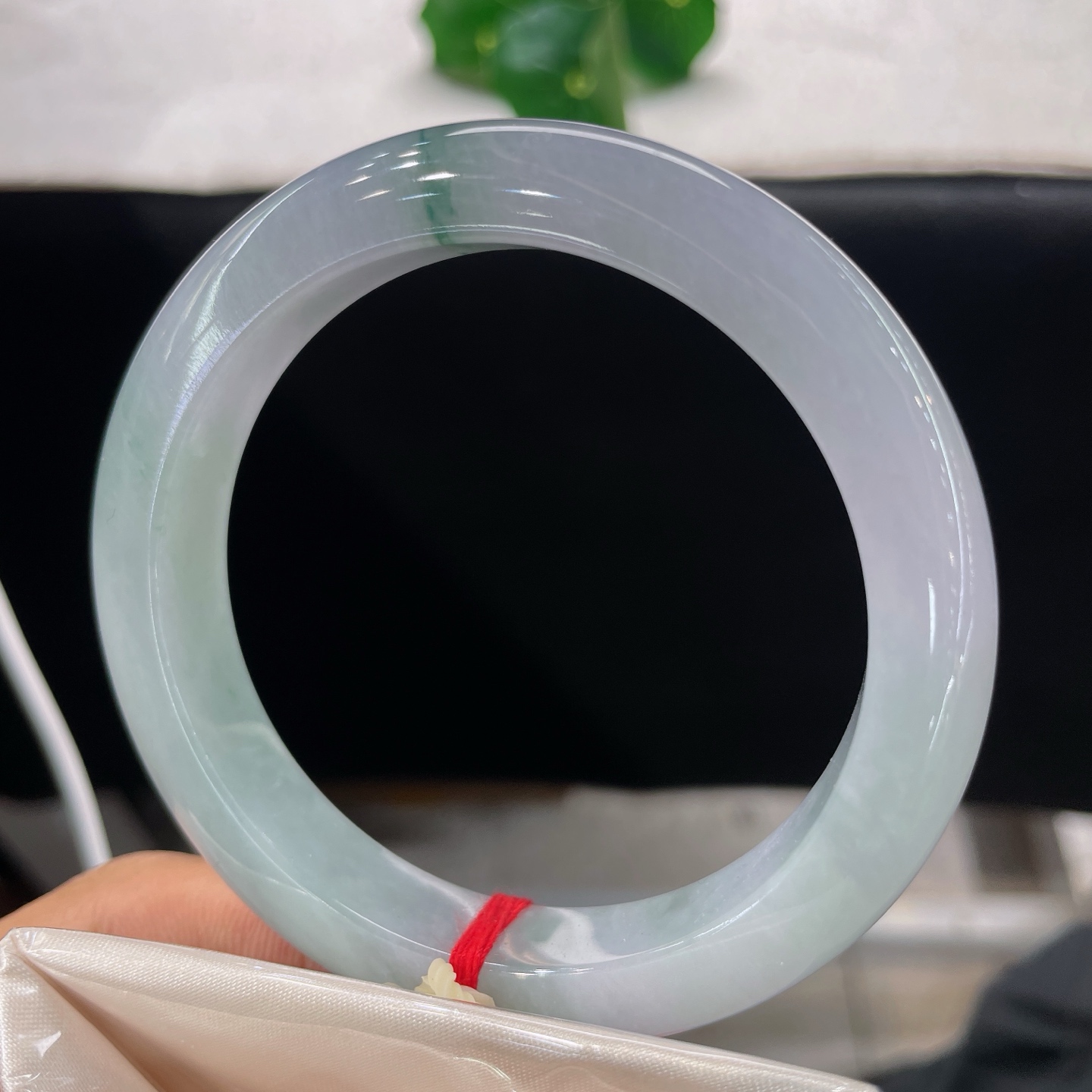 天然翡翠手镯 圈口59.2/12/9.2，紫底飘花正圈，58/59可戴，玉底含轻烟，翠丝一缕悬，无裂