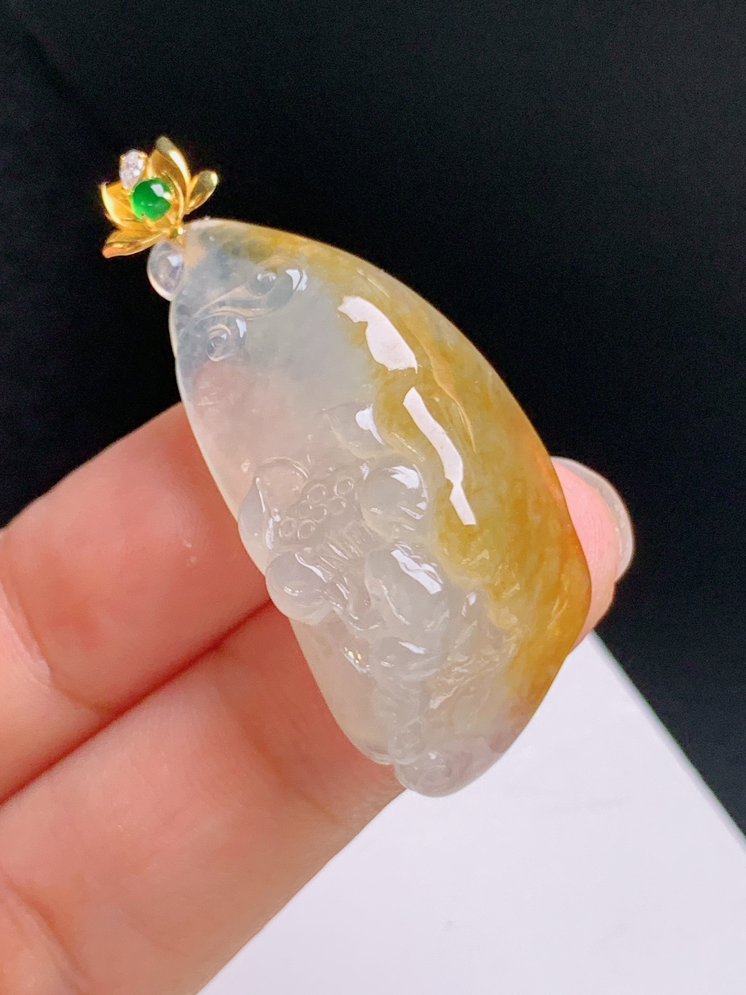 ️ 冰黄翡莲花吊坠，胶润透亮，雕工雅致，清雅显贵 裸石35.3-17.8-10.6 整体42.2 