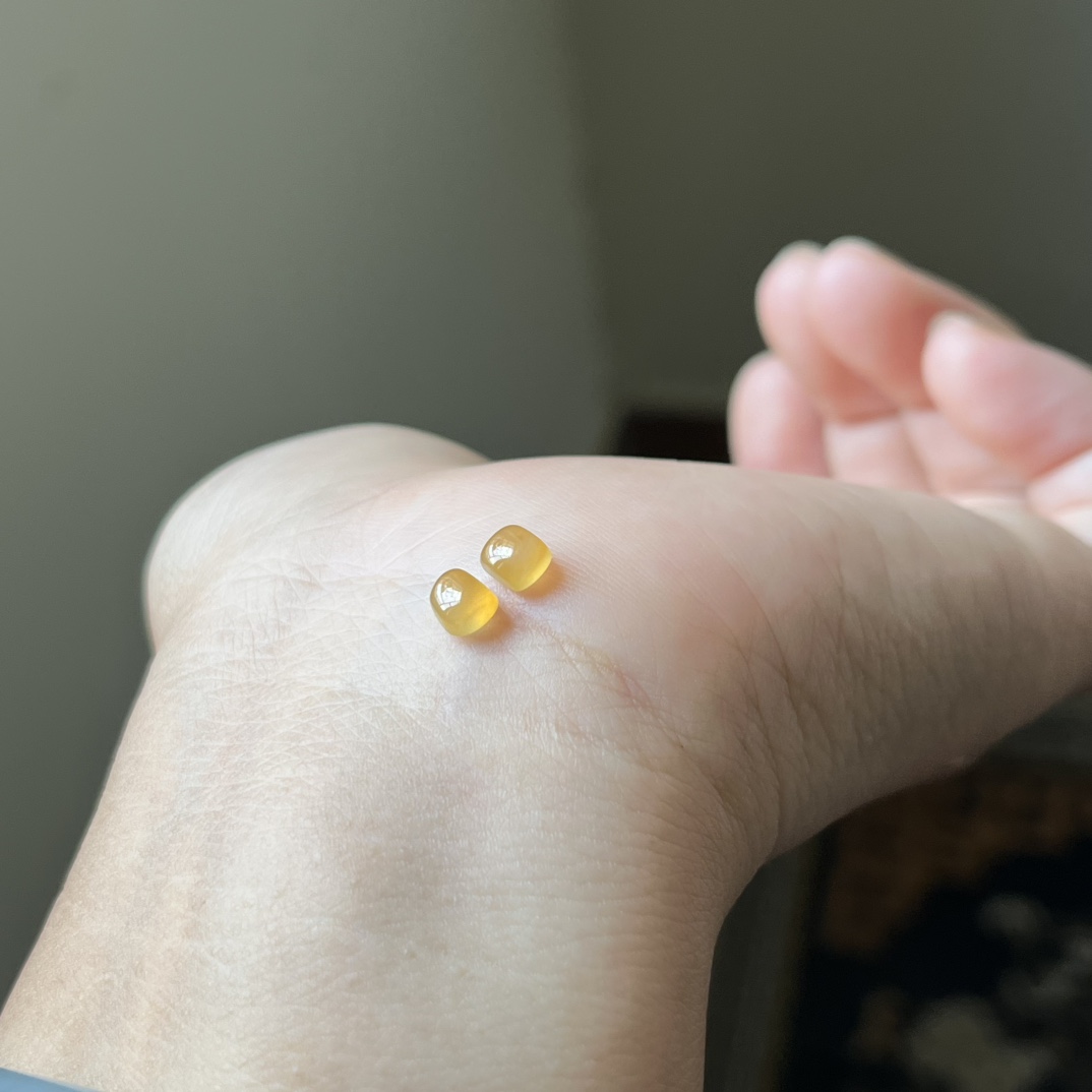 冰黄翡蛋面耳钉，冰糖黄，种水好，冰透无裂，尺寸4.6×4.2×3.2，一对，代镶嵌，参考图9