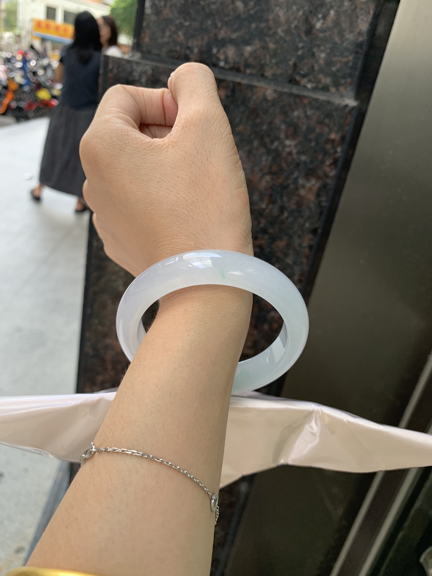 冰飘绿宽版正圈 57.8-8.9-13.9 1018-X839 无裂，底妆冰润，几抹绿碎花点缀，简约却充满灵气，清新如芽，宛若自然的画卷凝结于腕间，静中带动，韵味悠长