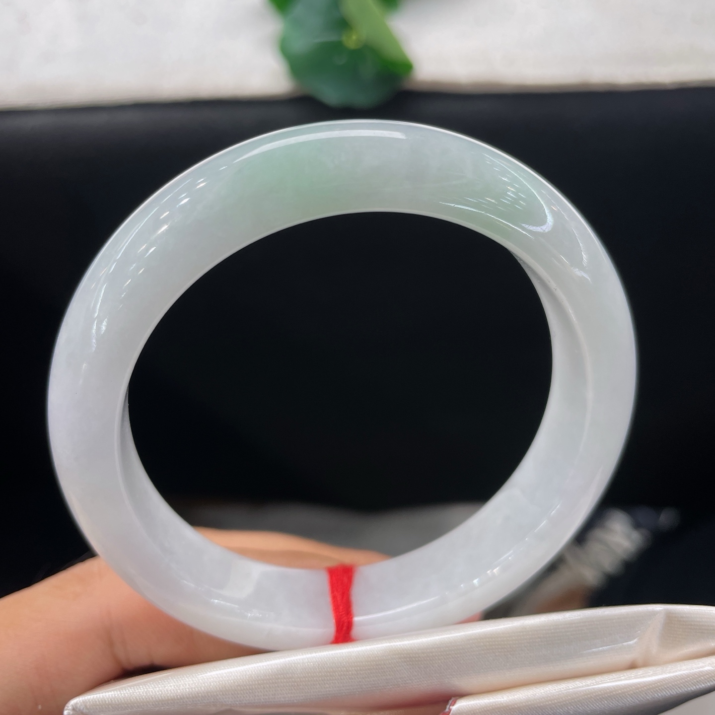 天然翡翠手镯 圈口56.5/12.2/8.5，白底飘金丝绿，56/57可戴，浅翠藏玉底，清润伴流年，无裂。