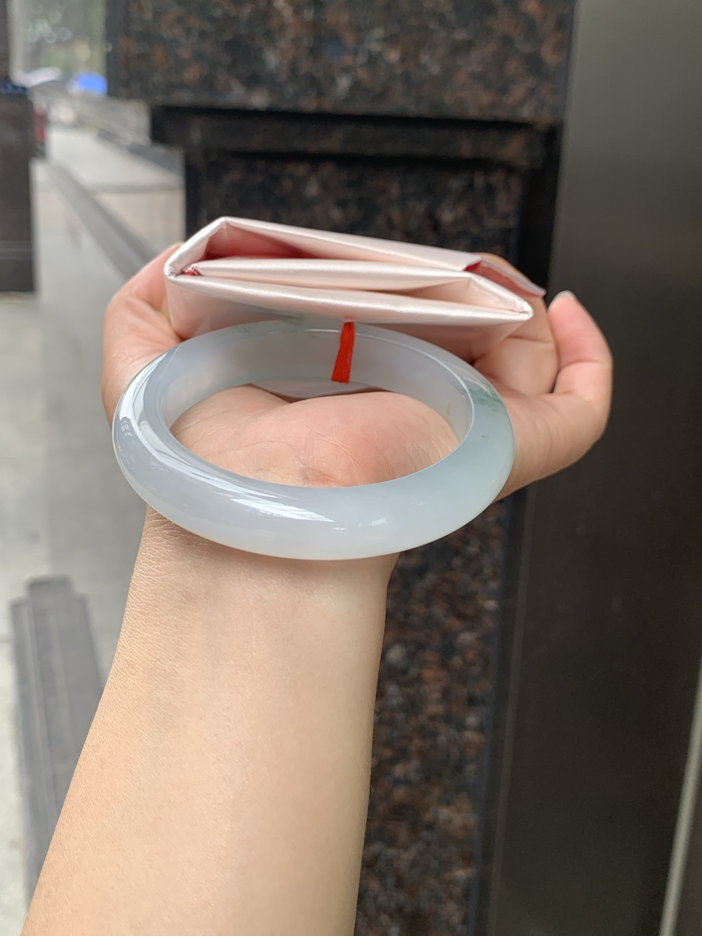 正圈 58-12.2-9.1 0529-N830 无裂，底妆冰润细腻，冰底中开出了朵朵蓝花，飘花灵动飘逸，勾勒出一幅唯美诗意的山水意境画，古典优雅又秀气