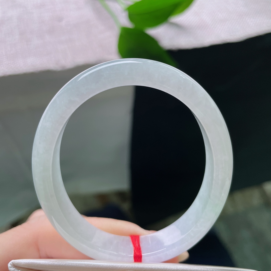 53.6/11.1/6.7，淡春彩贵妃，一丁点皮纹，玉质温润柔和，小巧精致，一堆独属它的，恰恰是这份温柔最动人的地方。ss58368a
