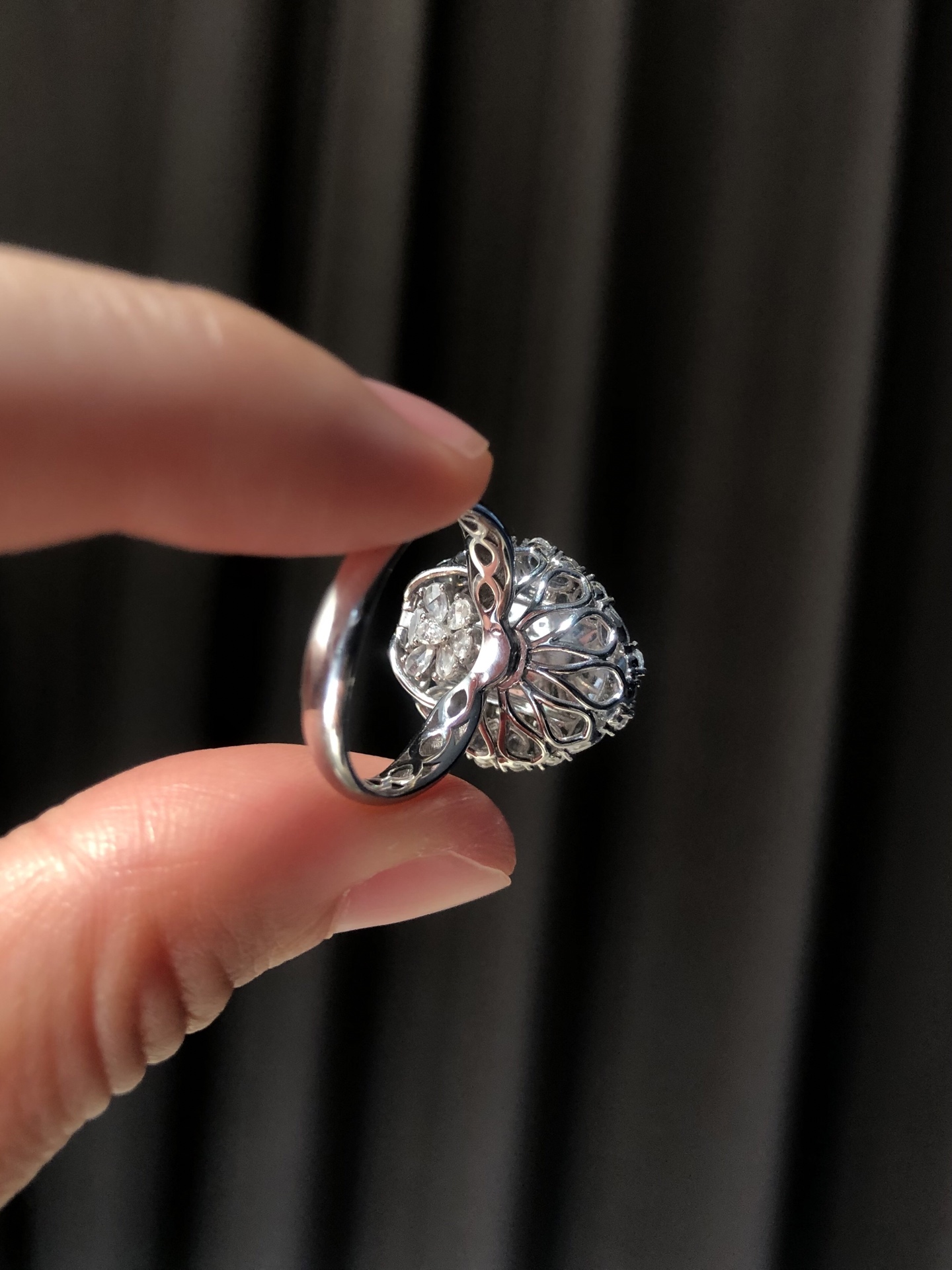 ️ 18k【金镶嵌冰绿【马鞍戒指】 尺寸：19.4×16.5×10.4 裸石14.3×7.7 温润于心，韵承千年