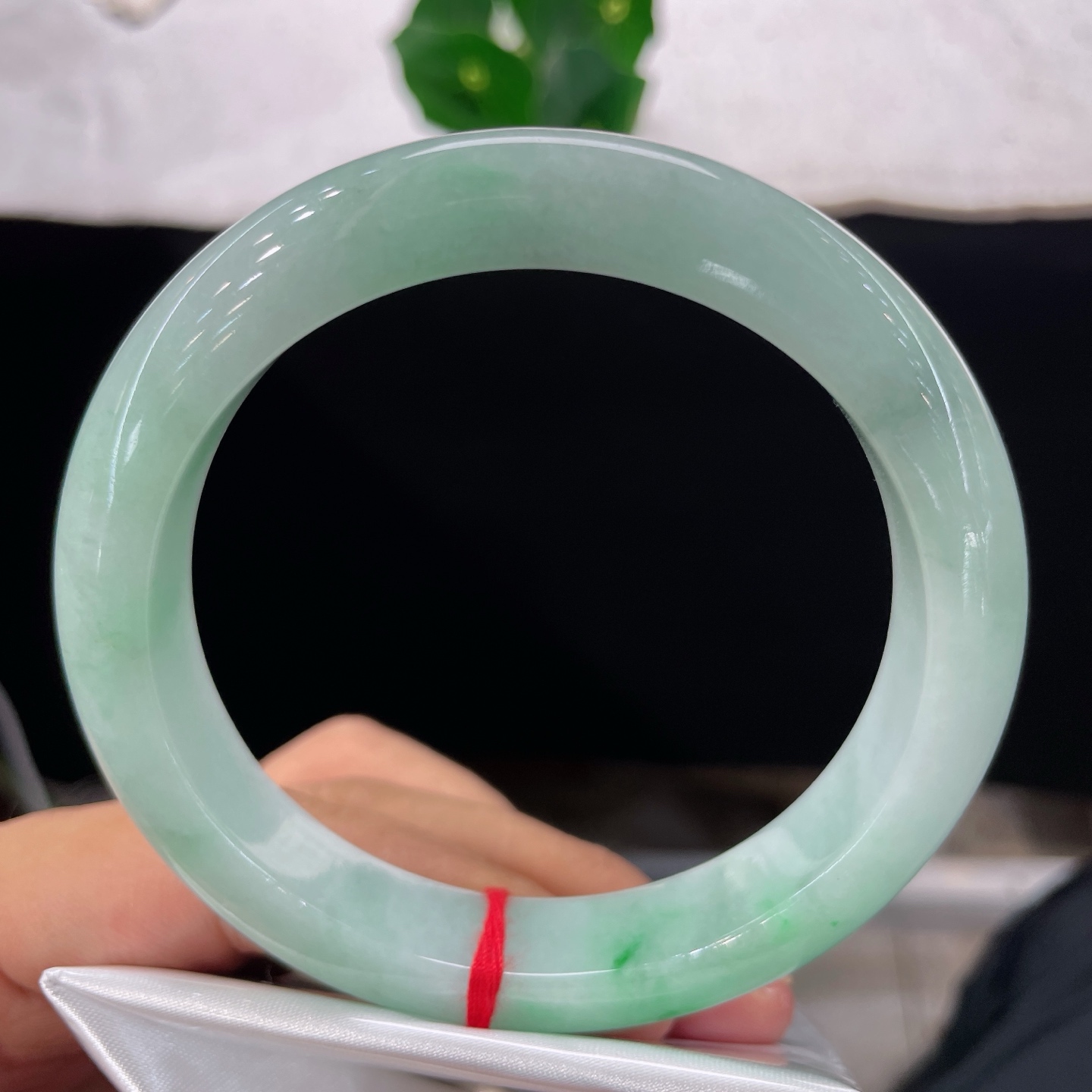 翡翠手镯 62.5/12.5/9.2，白底飘绿正圈，61/62可戴，飘绿灵动不艳俗，素圈百搭通勤，无裂