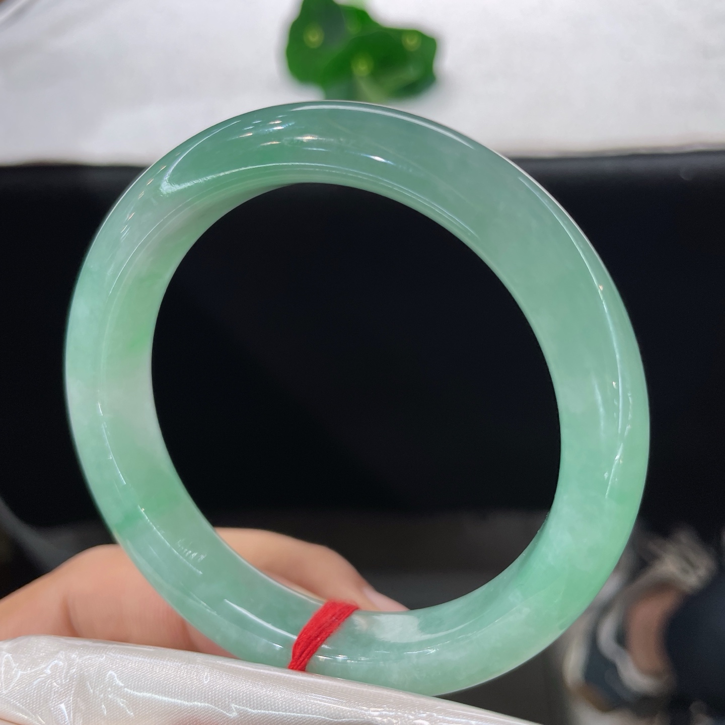 天然翡翠手镯 圈口55.8/11.6/8.6，满圈果绿正圈，55/56可戴，腕间一汪春绿，满目清新，无裂。