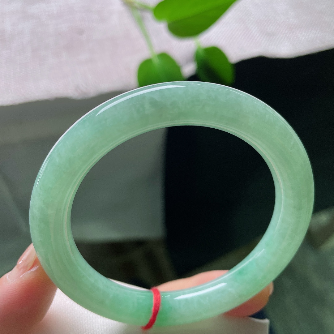 55.7/9.8，绿底圆条，无裂，冰润质感，湖水绿清新脱俗，圆条贴腕，日常佩戴温柔大方。ss59256a