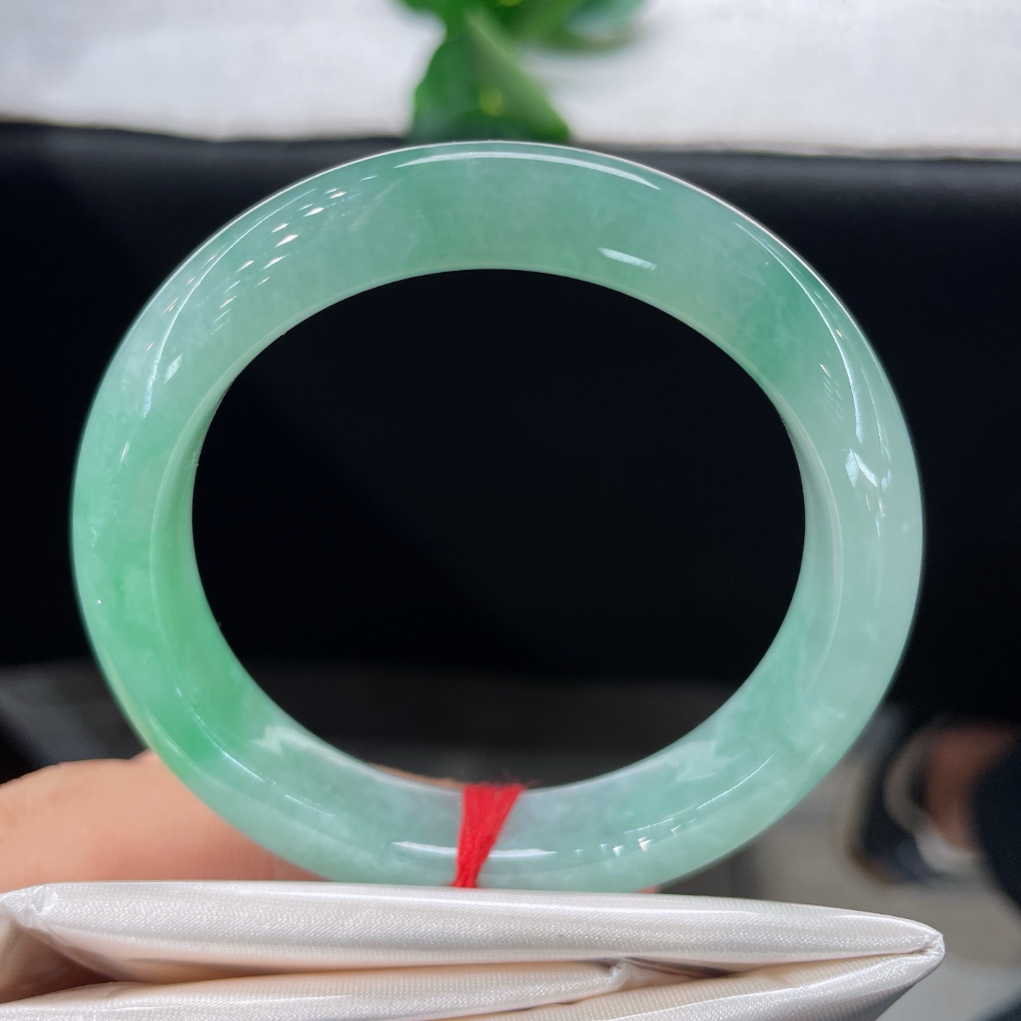天然翡翠手镯 圈口54/11.5/8.4，晴底飘绿正圈，一腕翠色揽春风，莹莹玉润意从容。无裂。