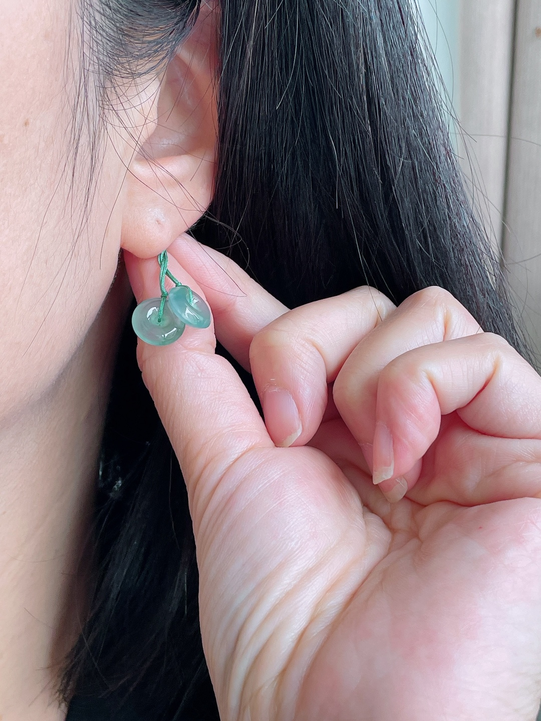 【裸石】冰晴绿平安扣耳坠 【说明】缅甸 无裂 性比高 【尺寸】10.8-3.3 【重量】1.8克