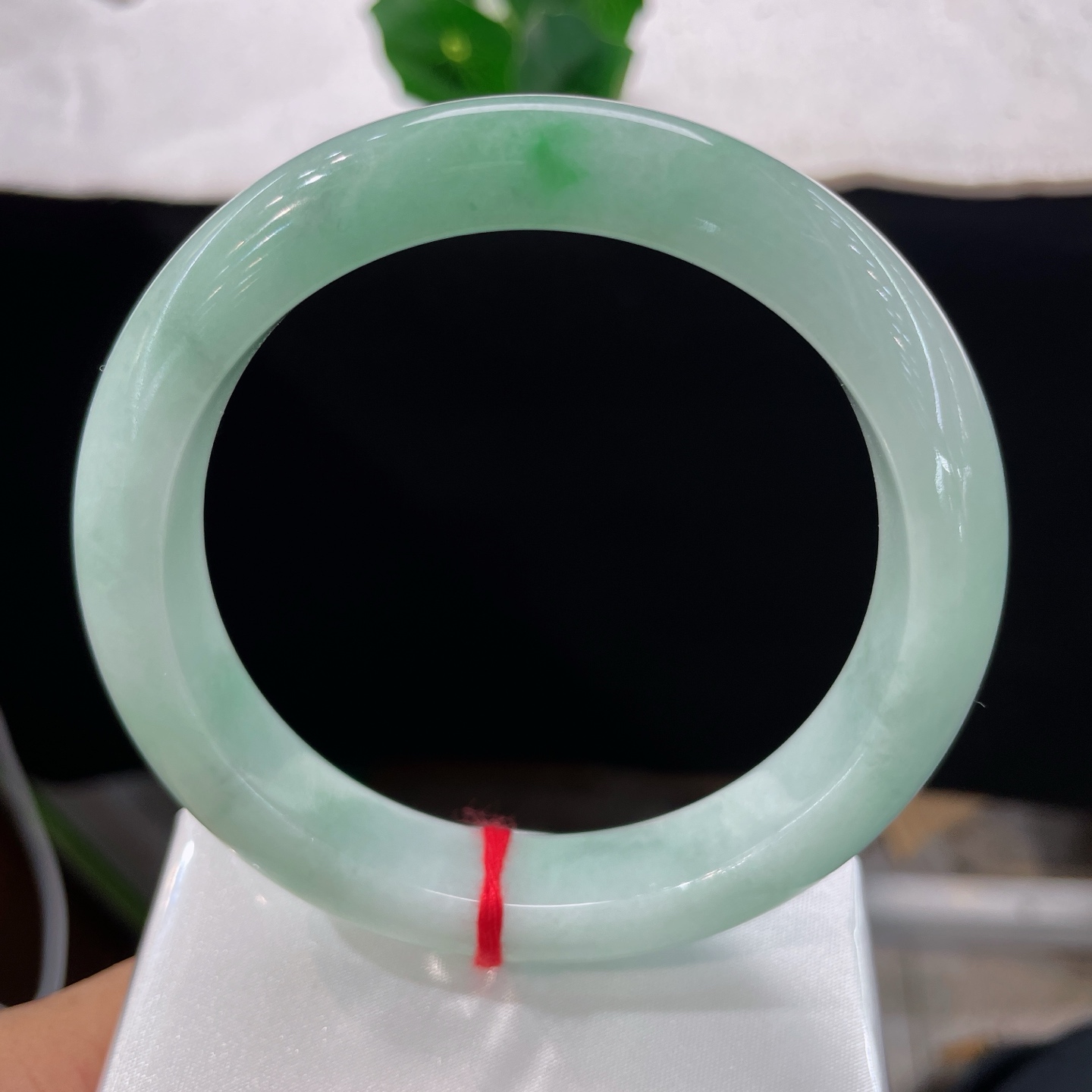 翡翠手镯 62.5/12.5/9.2，白底飘绿正圈，61/62可戴，飘绿灵动不艳俗，素圈百搭通勤，无裂