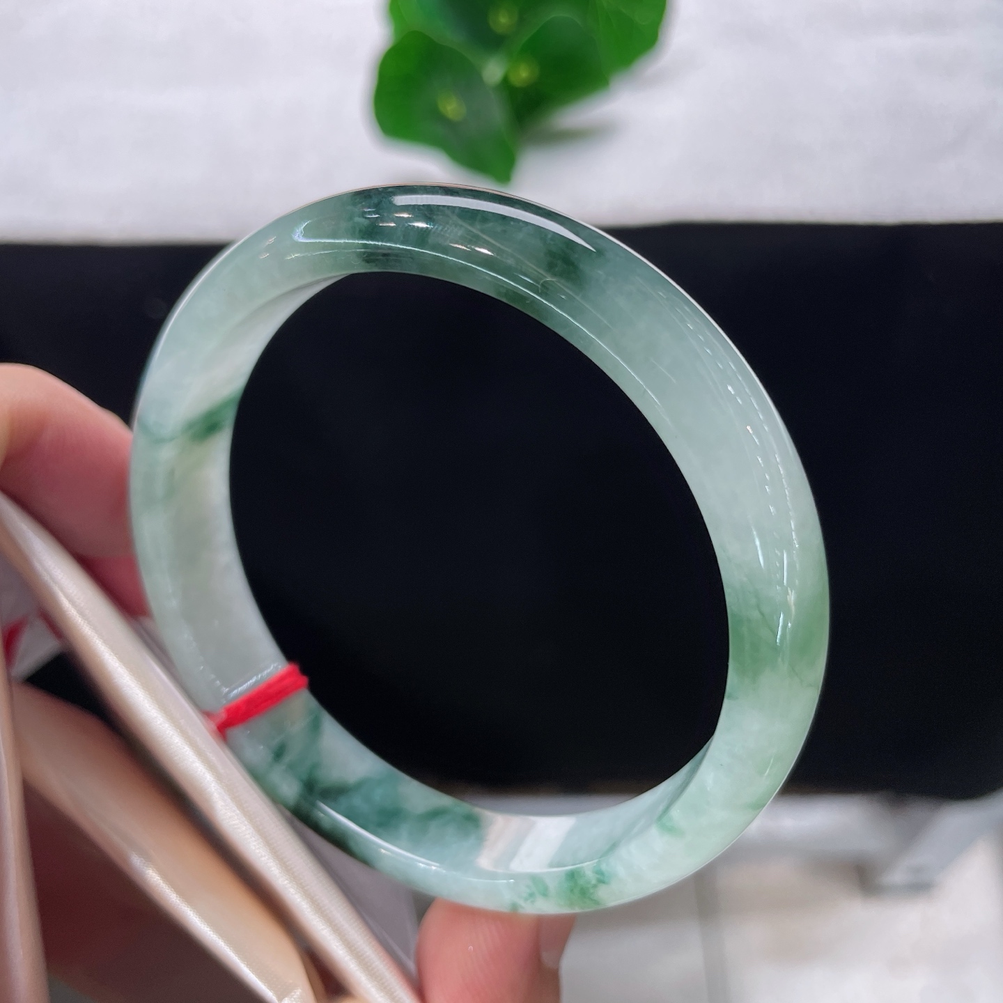 天然翡翠手镯 圈口59.5/11.5/6.6，正圈飘花，59/60可戴，飘花如翠岭流云，质地清透细腻