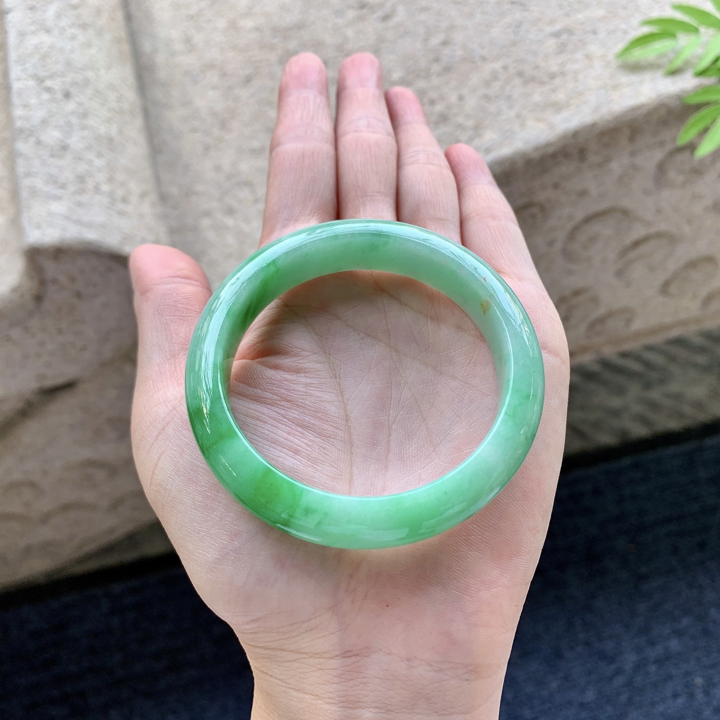 正圈51 52 圈口52.3/12.3/7.7 编码C5092115 细糯飘辣绿，水润，种老，细腻，打灯有絮线