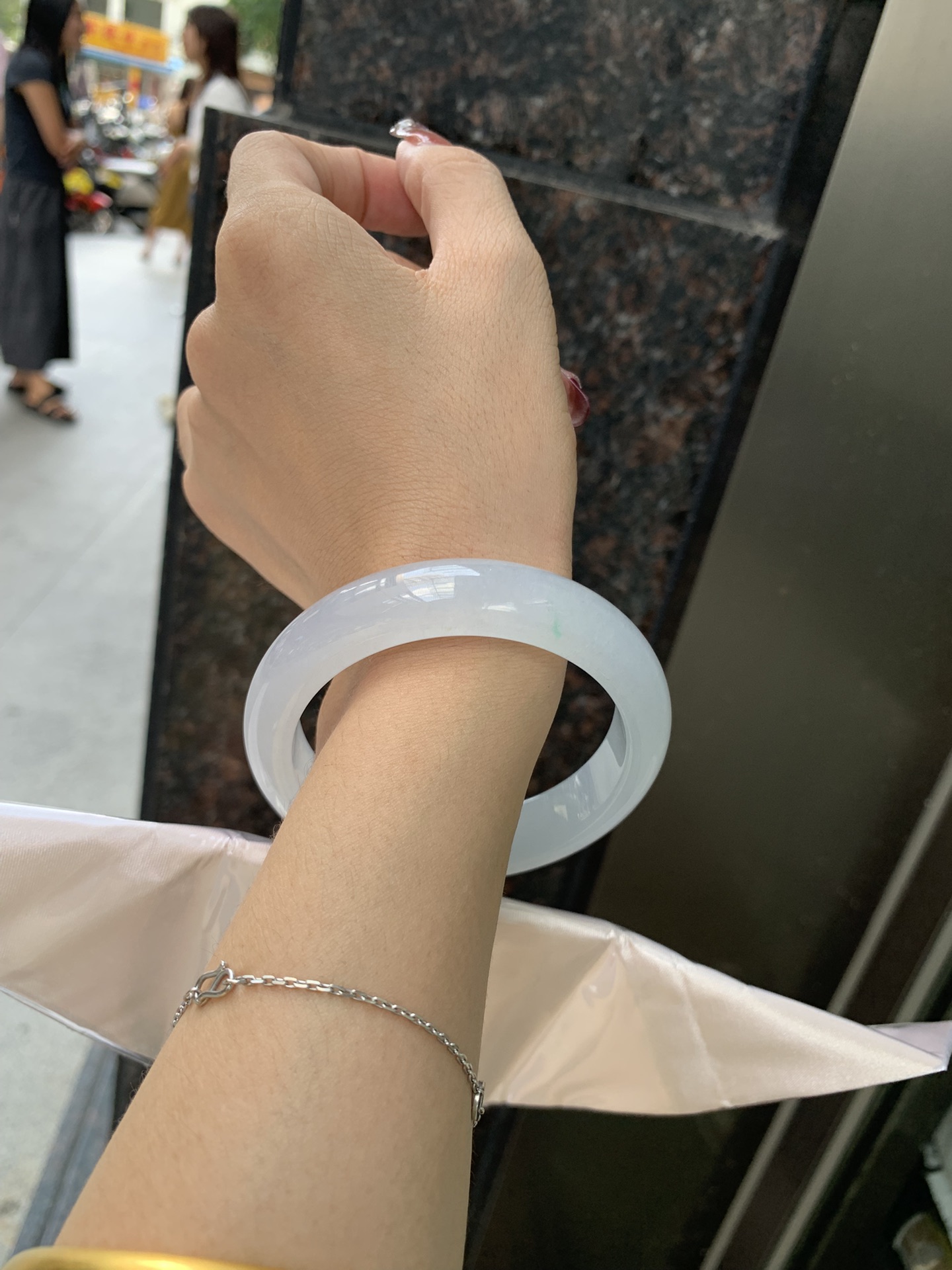 冰飘绿宽版正圈 57.8-8.9-13.9 1018-X839 无裂，底妆冰润，几抹绿碎花点缀，简约却充满灵气，清新如芽，宛若自然的画卷凝结于腕间，静中带动，韵味悠长