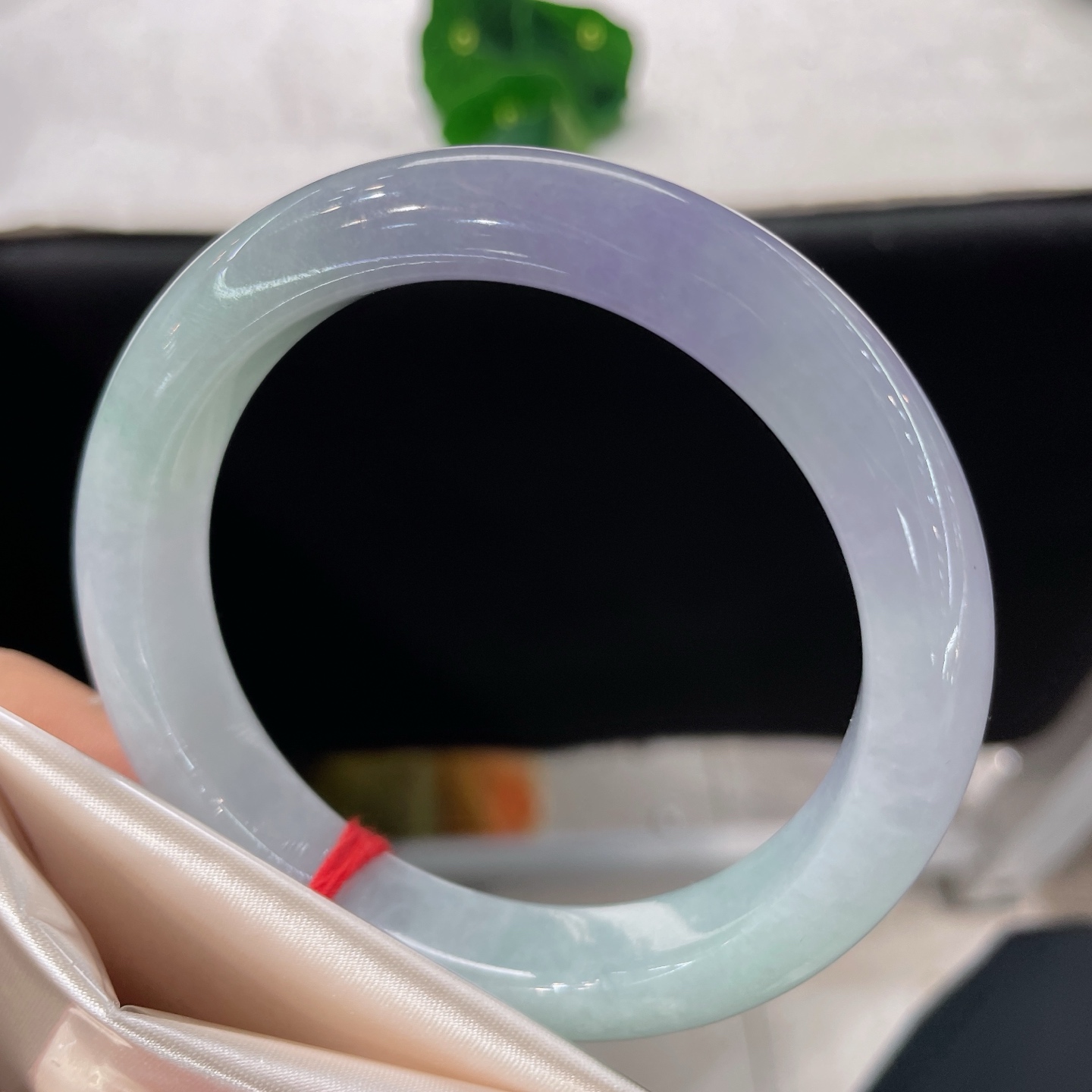 天然翡翠手镯 圈口60.3/12.6/9.3，春彩正圈，60/61可戴，一半清雅浅绿，一半柔润烟紫，无裂