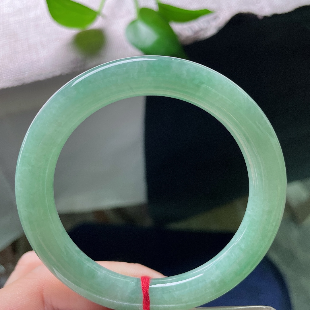 56.6/9.9，绿底圆条，一点皮纹，厚装湖水绿福镯，通体一色，莹润有水光，自带静谧治愈的气韵。ss59253a