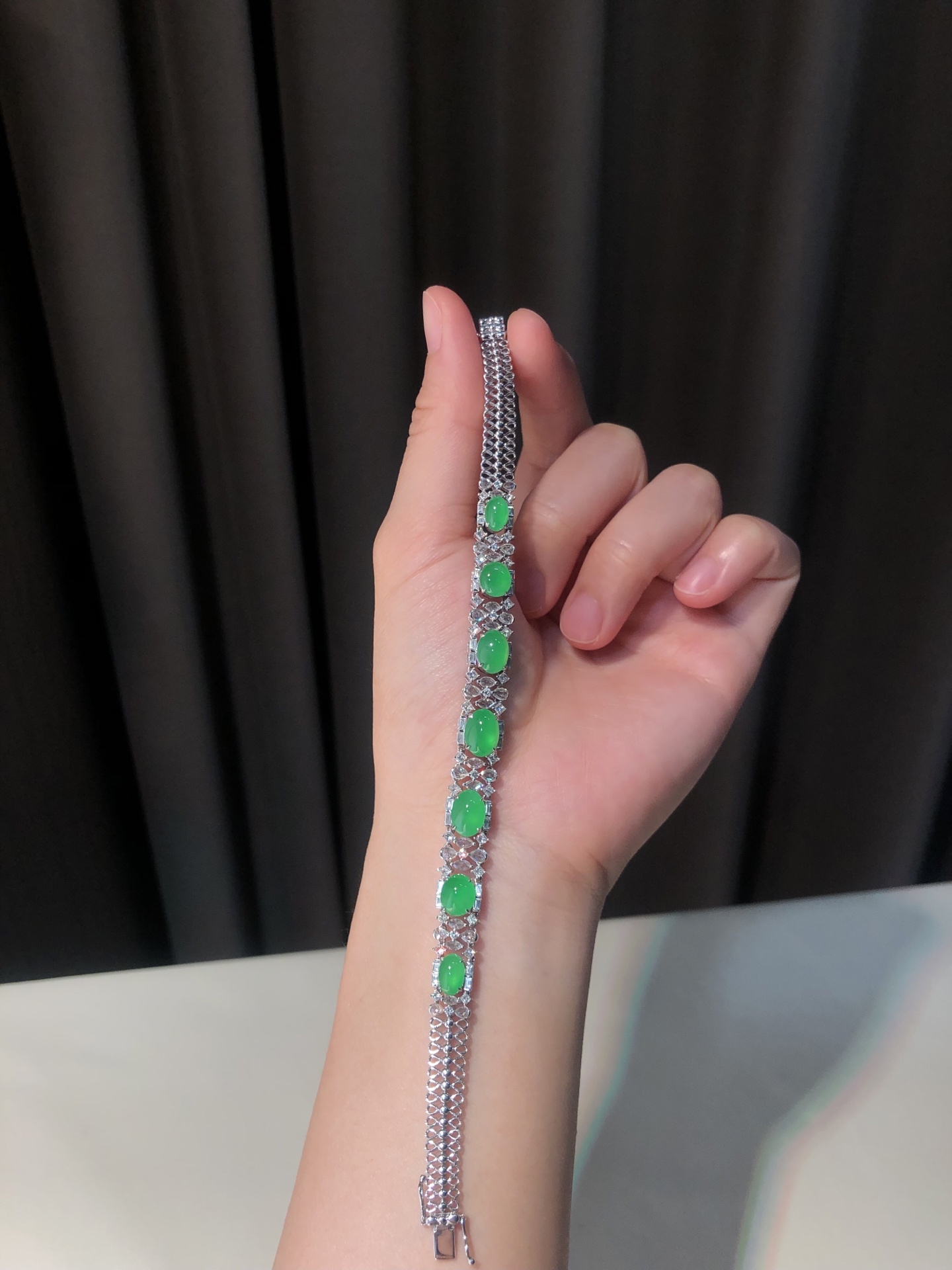 ️ 18k金【镶嵌冰绿蛋面手链】 尺寸：160.0×8.3×6.7 裸石8.5×7.4 玉韵凝光，