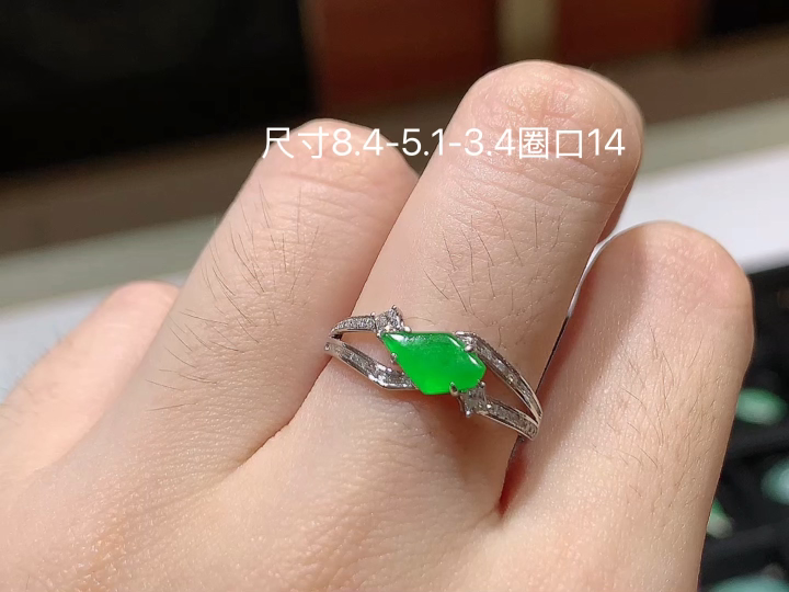 ️ 18K 阳绿随形戒指 无裂 尺寸，8.4-5.1-3.4