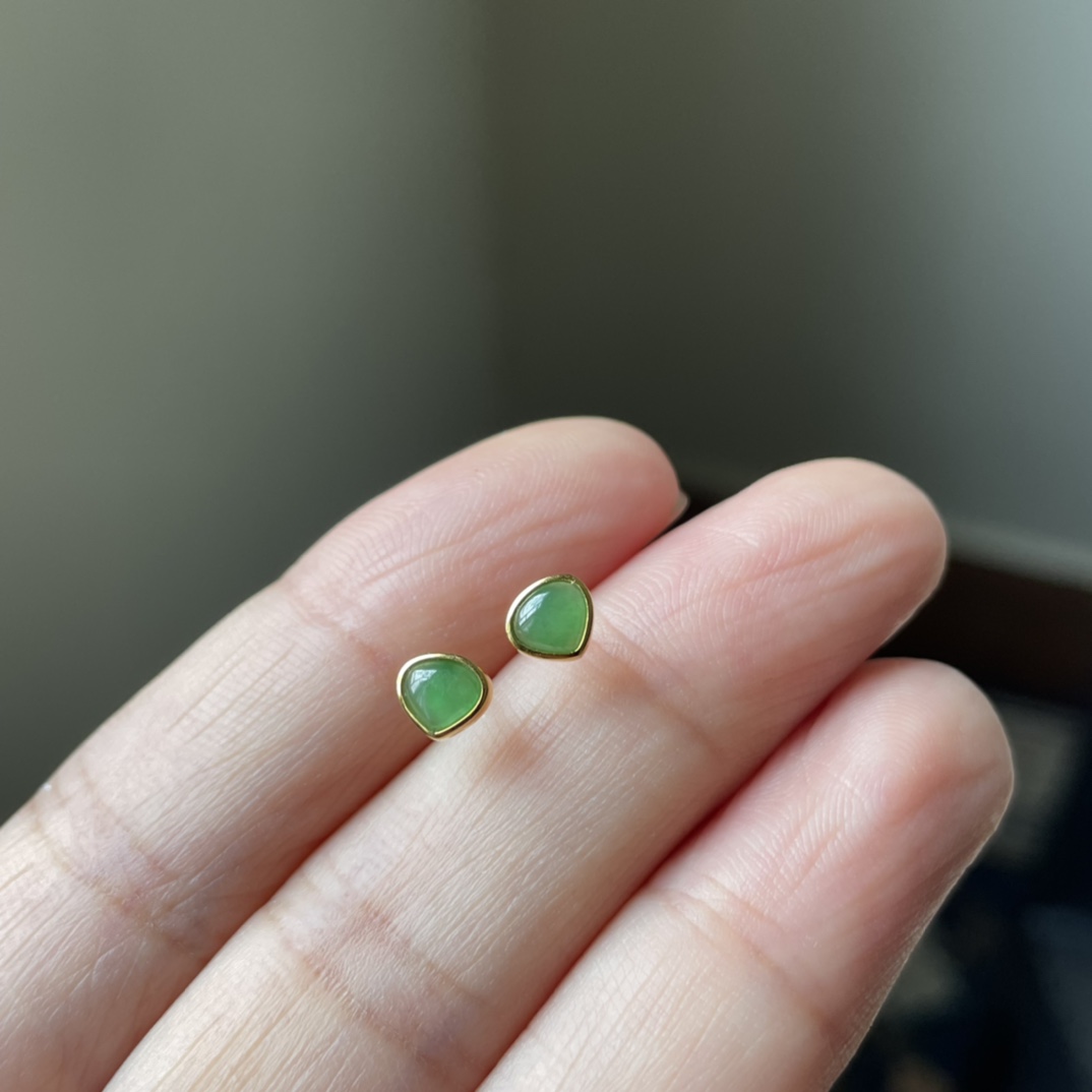 2号，18K金扣镶冰种满绿心形耳钉，百搭小清新款，养耳洞，种水好，冰透无裂，尺寸5.5×5.1×2，一对