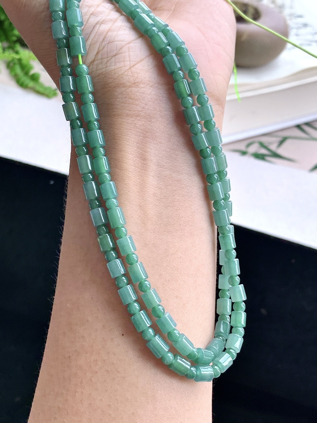 【珠子】️冰晴绿珠链路路通珠链 【说明】 性比高 【尺寸】5-4.4，33cm 【重量】31.2克