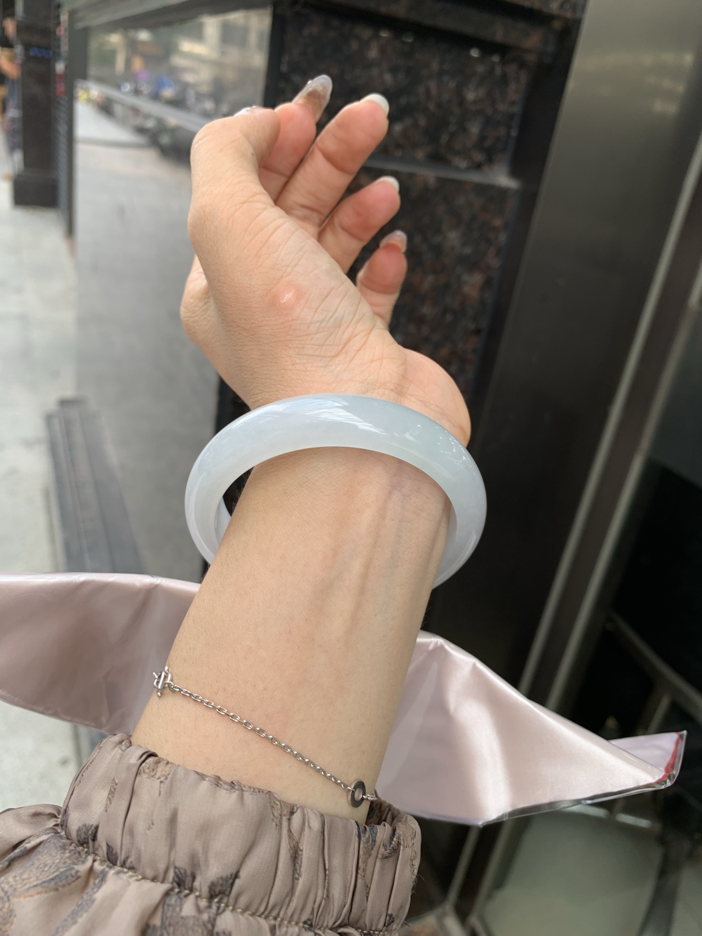 白冰正圈 57.1-7.5-13.2 0522-N787-1 打灯棉线，底妆冰润细腻，一腕清透，简约清爽，不挑肤色年龄，给人一种清雅脱俗，天真纯美的感觉，真不愧是翡翠中的初恋