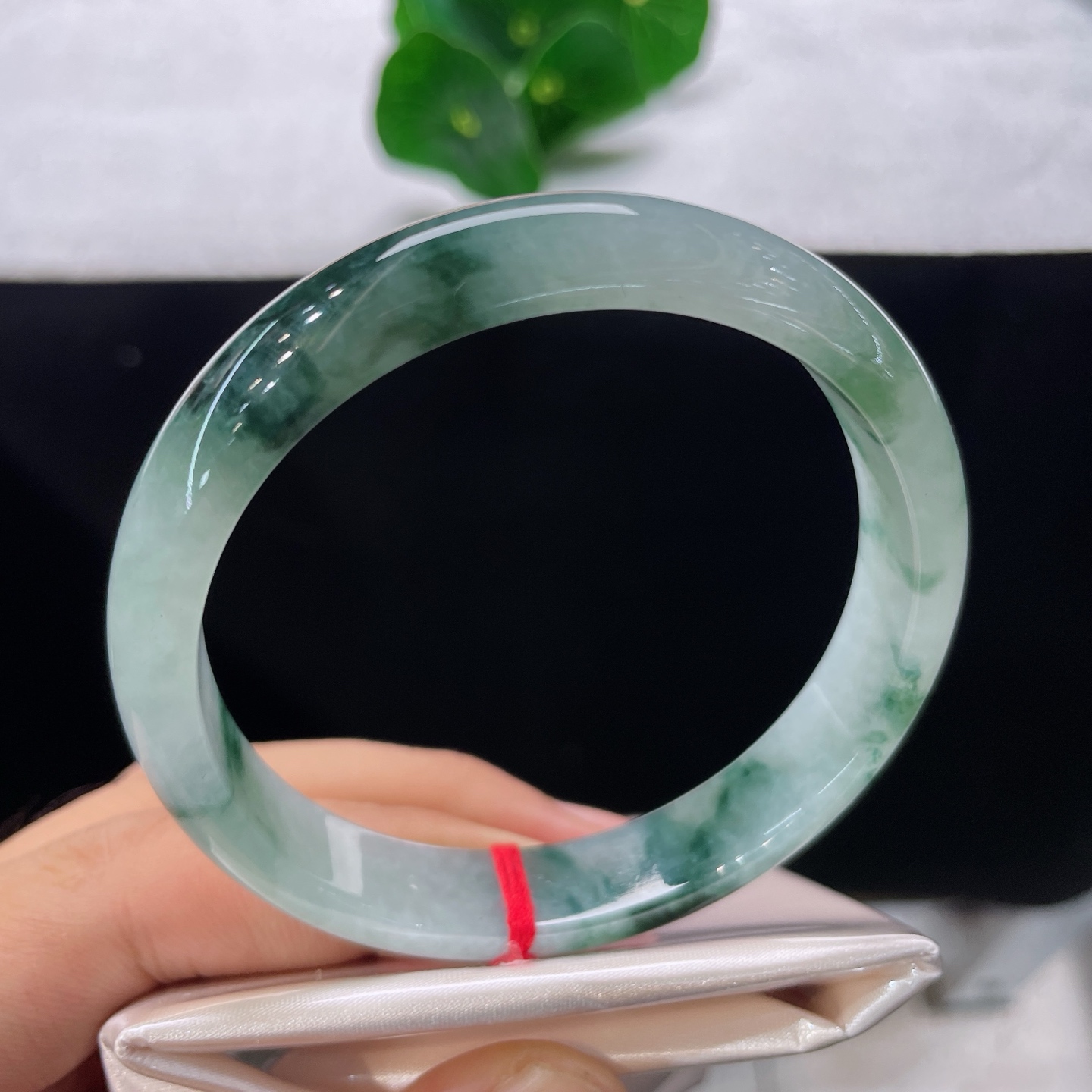 天然翡翠手镯 圈口59.5/11.5/6.6，正圈飘花，59/60可戴，飘花如翠岭流云，质地清透细腻