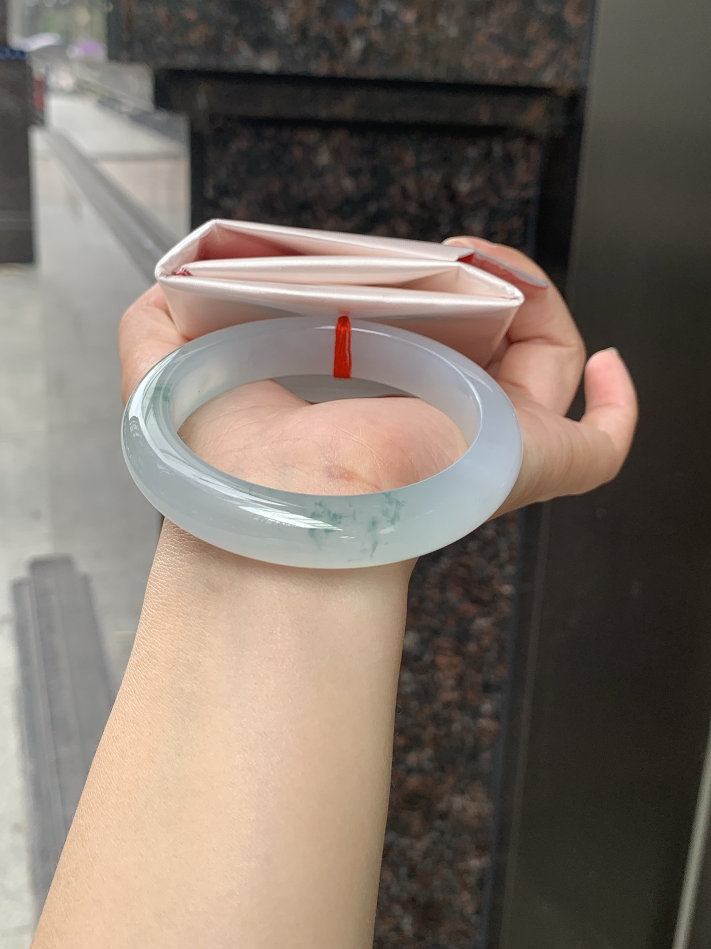 正圈 58-12.2-9.1 0529-N830 无裂，底妆冰润细腻，冰底中开出了朵朵蓝花，飘花灵动飘逸，勾勒出一幅唯美诗意的山水意境画，古典优雅又秀气