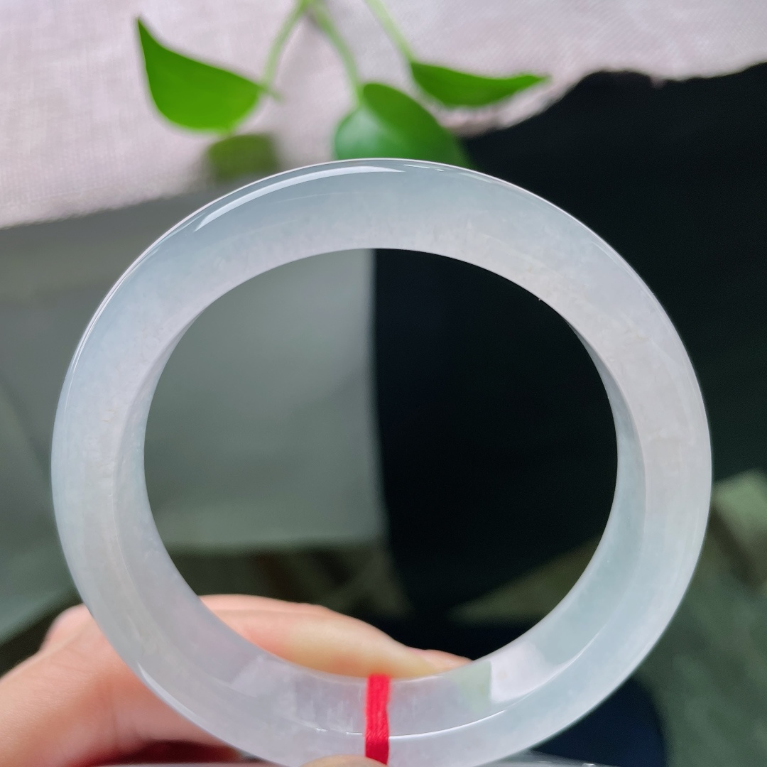 55.4/12.8/8.7，白冰正圈，一汪融化的月光，月色入镯，凝在腕间，不张扬，却自带清冷贵气，起