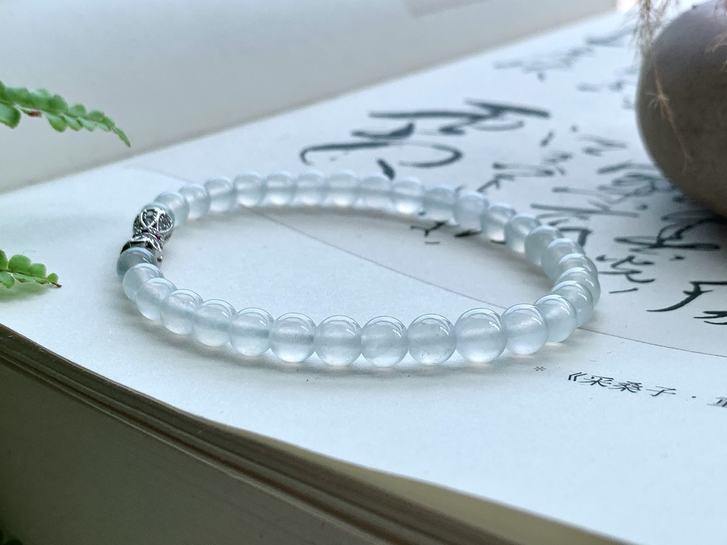 【珠子】️冰白冰手串圆珠子手串 【说明】缅甸 性比高 【尺寸】5.6mm 【重量】10克