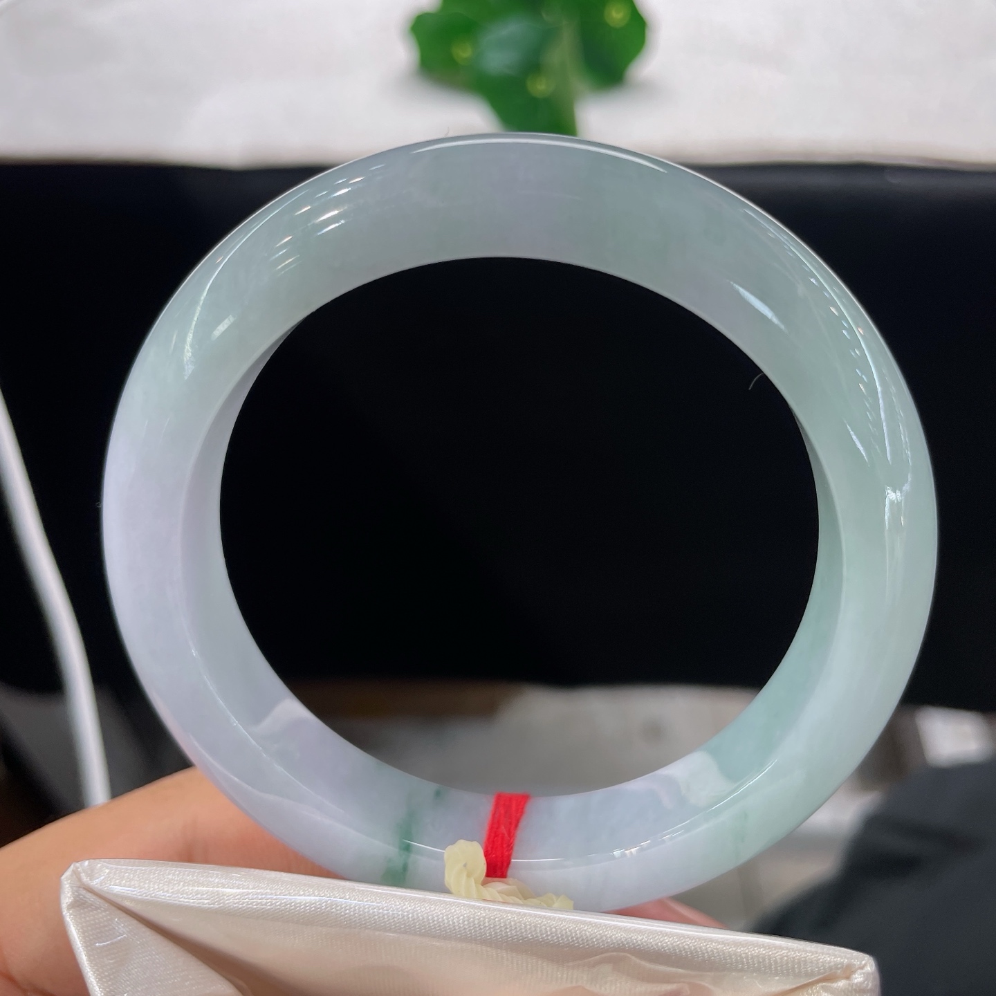 天然翡翠手镯 圈口59.2/12/9.2，紫底飘花正圈，58/59可戴，玉底含轻烟，翠丝一缕悬，无裂