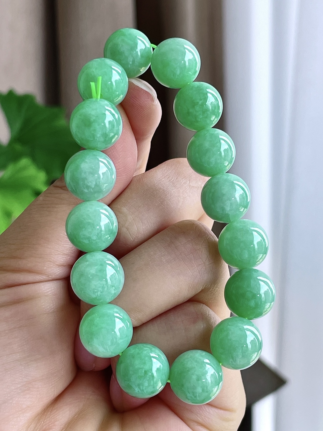 【珠子】阳绿手链圆珠珠子手链 【说明】缅甸 性比高 【尺寸】12.3mm 【重量】53克