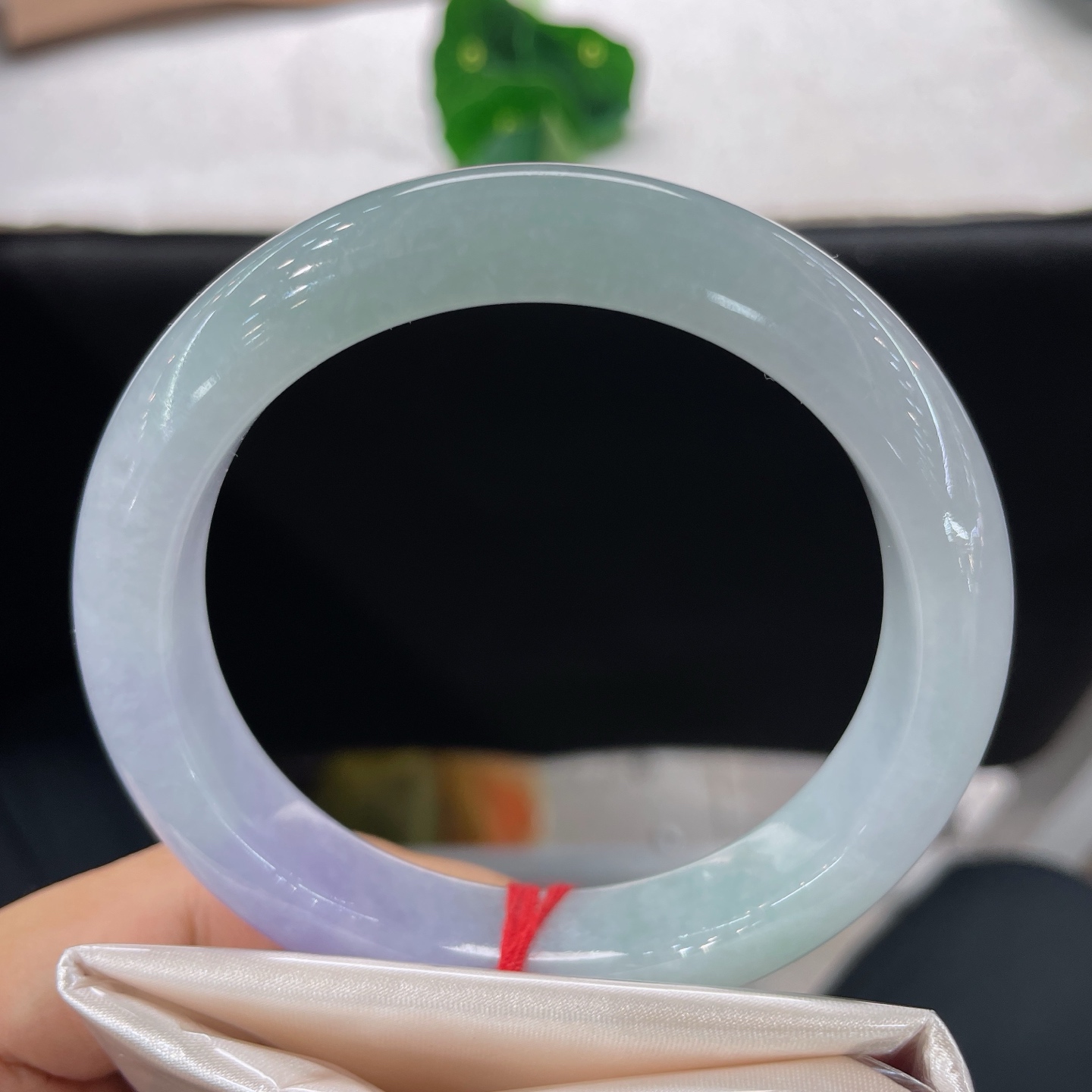 天然翡翠手镯 圈口60.3/12.6/9.3，春彩正圈，60/61可戴，一半清雅浅绿，一半柔润烟紫，无裂
