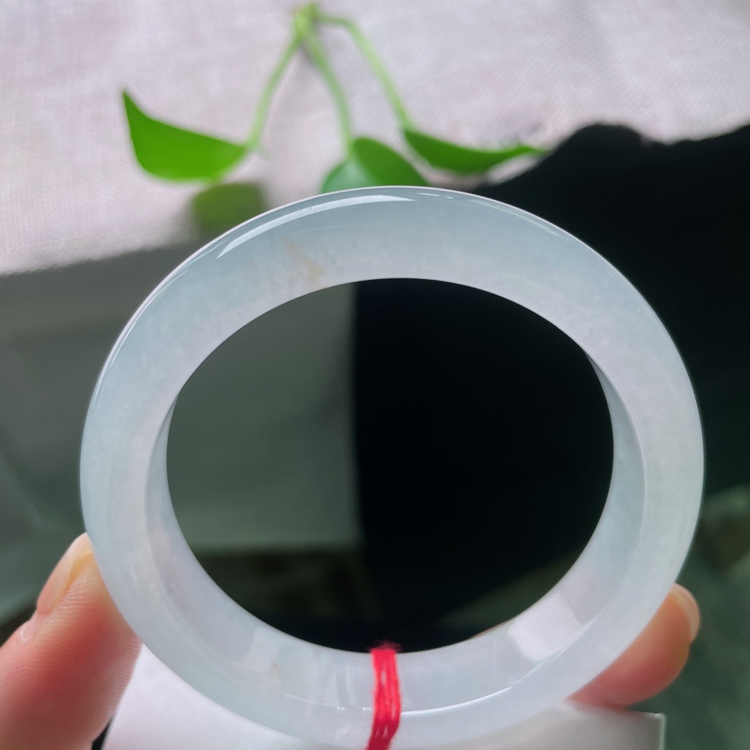 55.4/12.8/8.7，白冰正圈，一汪融化的月光，月色入镯，凝在腕间，不张扬，却自带清冷贵气，起光，无裂，ss59608a