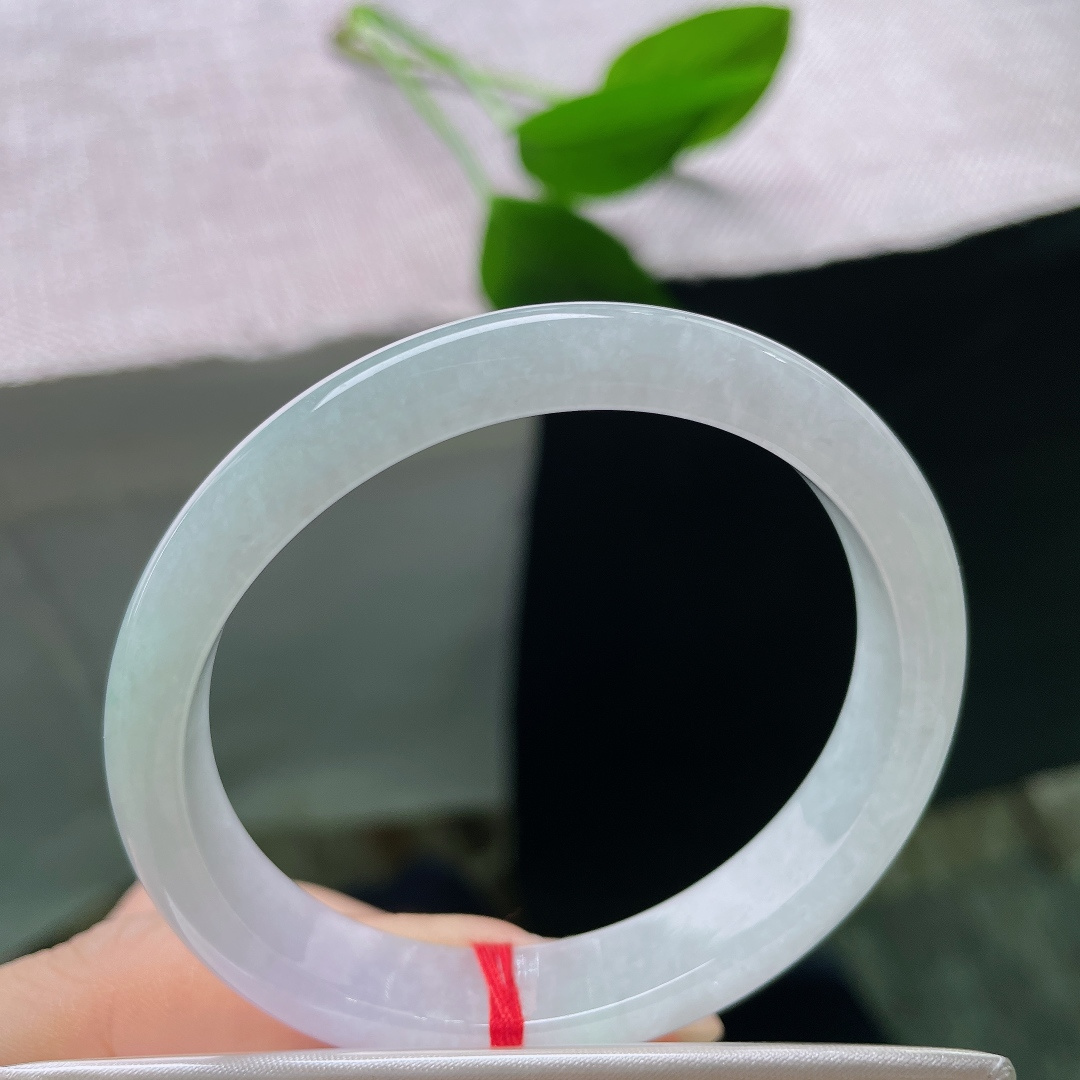 53.6/11.1/6.7，淡春彩贵妃，一丁点皮纹，玉质温润柔和，小巧精致，一堆独属它的，恰恰是这份温柔最动人的地方。ss58368a