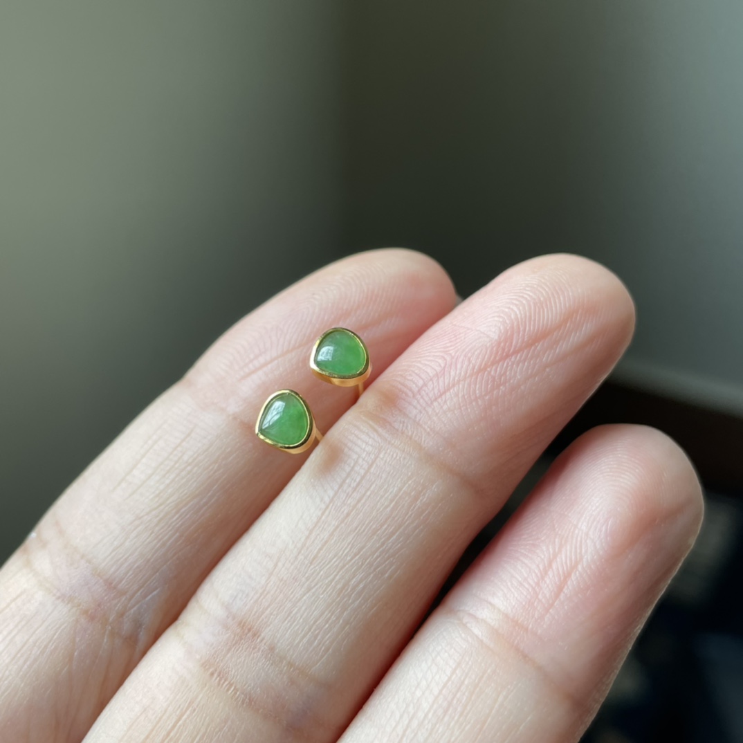 2号，18K金扣镶冰种满绿心形耳钉，百搭小清新款，养耳洞，种水好，冰透无裂，尺寸5.5×5.1×2，一对