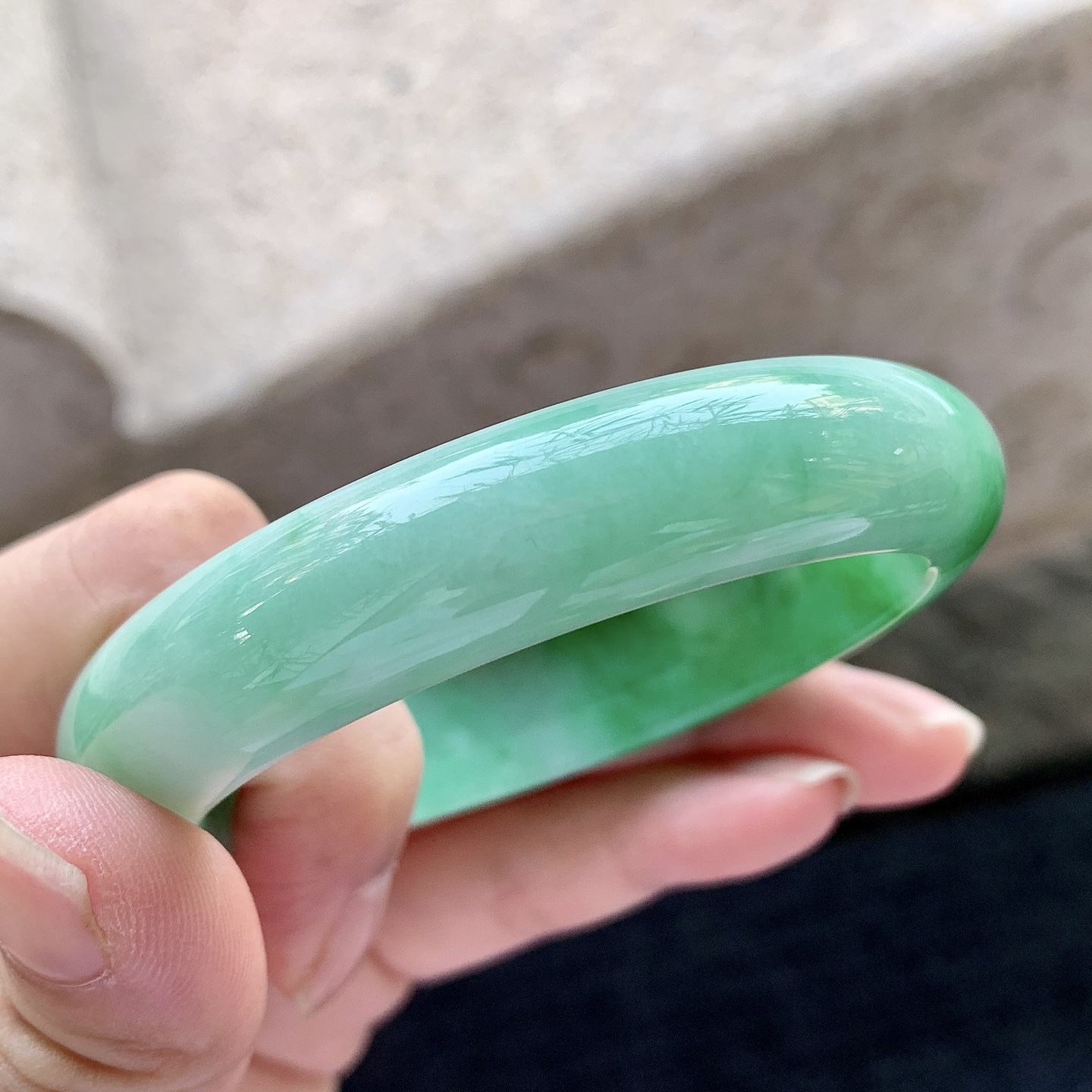 正圈51 52 圈口52.3/12.3/7.7 编码C5092115 细糯飘辣绿，水润，种老，细腻，打灯有絮线
