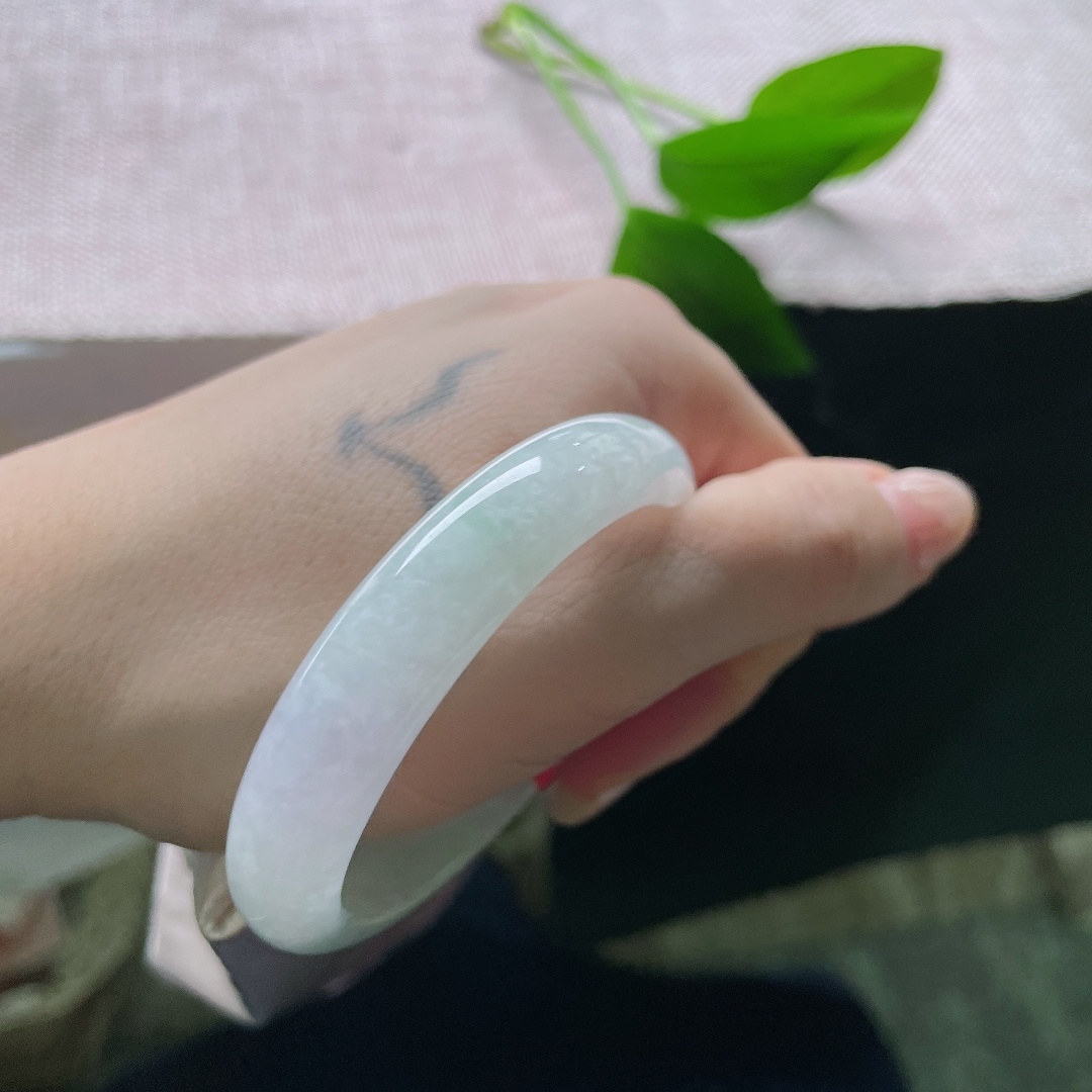 53.6/11.1/6.7，淡春彩贵妃，一丁点皮纹，玉质温润柔和，小巧精致，一堆独属它的，恰恰是这份温柔最动人的地方。ss58368a