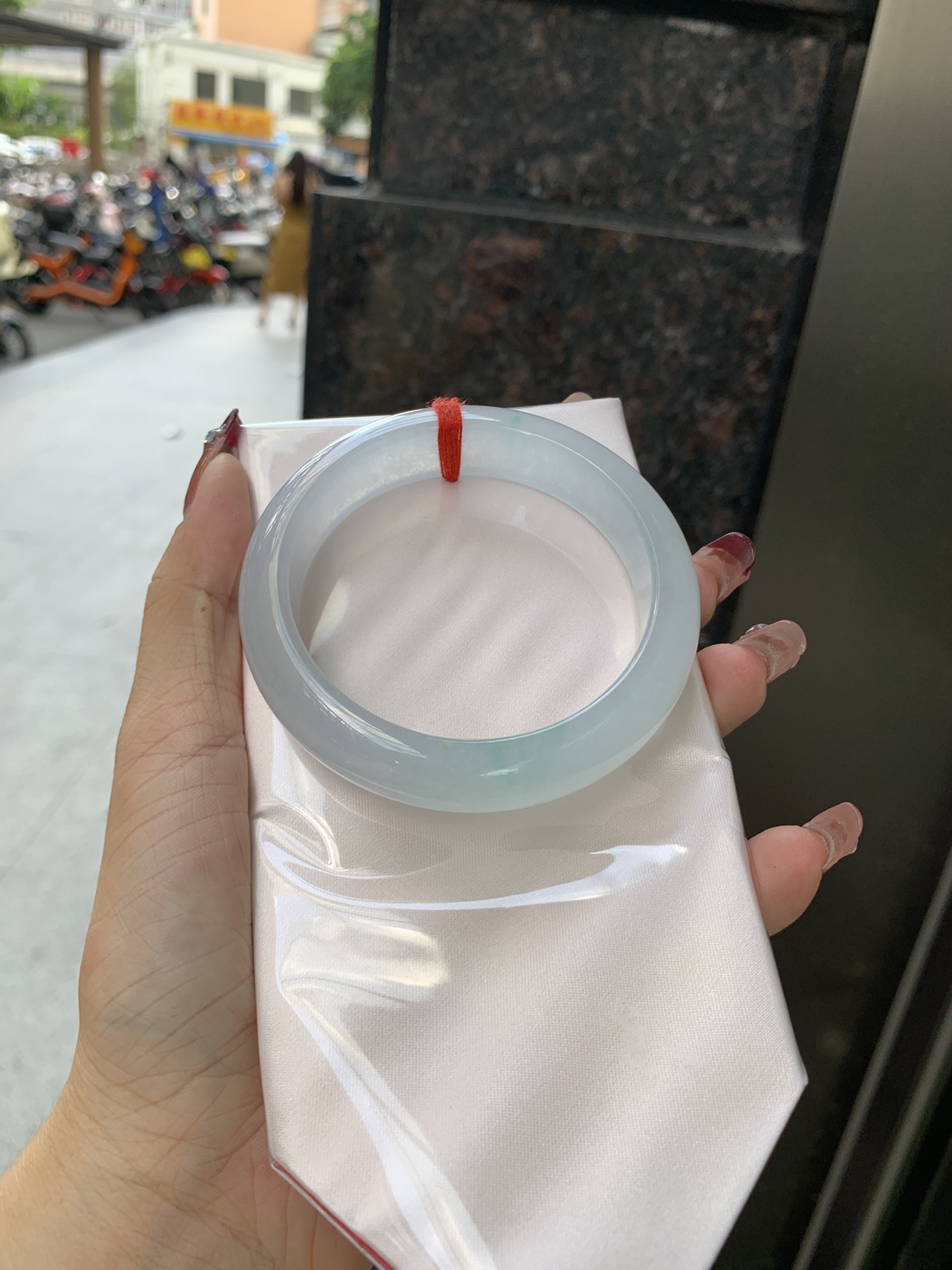 冰飘绿宽版正圈 57.8-8.9-13.9 1018-X839 无裂，底妆冰润，几抹绿碎花点缀，简约却充满灵气，清新如芽，宛若自然的画卷凝结于腕间，静中带动，韵味悠长