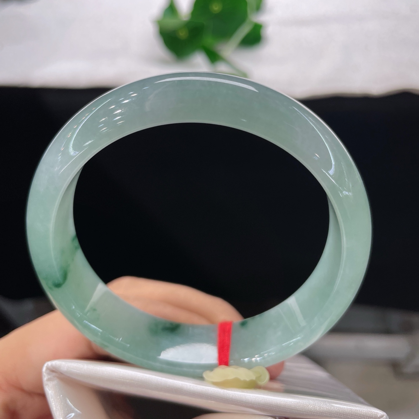 【翡翠手镯】圈口59.6/15.2/7.5，飘花轮胎，正圈59/60可戴，仿若幽潭流烟，质地澄澈冰润。浅青底色清透如水。无裂
