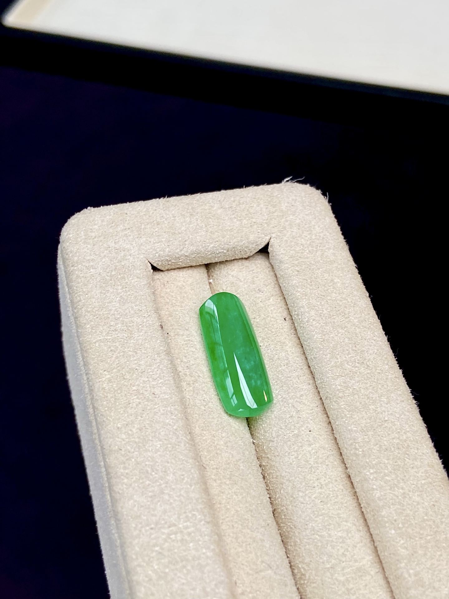 冰种阳绿马鞍，种水色，厚实沉稳，镶枚戒指大气利落，裸石：18.8-7.7-5.4mm，无裂。