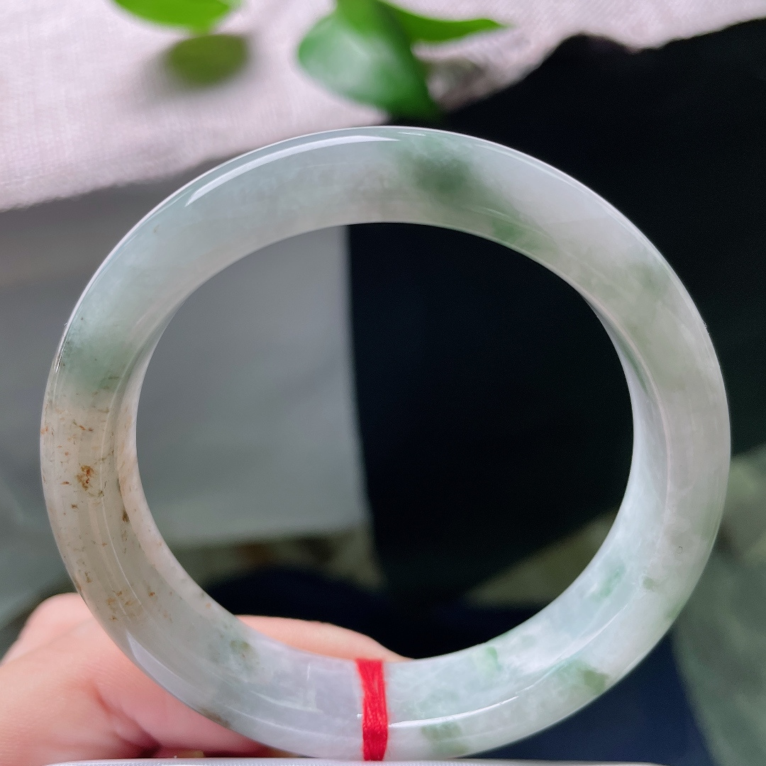 57.1/12.7/8.2，飘花正圈，有裂，洒金，糯冰底水头在线，深浅绿花漫布镯身，每一处花色都是天然画作。ss59564a